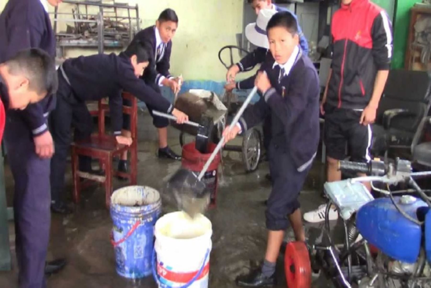 En su segundo día de clases escolares, decenas de alumnos de la institución educativa INEI 23 del distrito de San Jerónimo de Tunan, en la provincia de Huancayo, región Junín, tuvieron que ser reubicados a otros ambientes debido a la inundación que afectó las instalaciones.