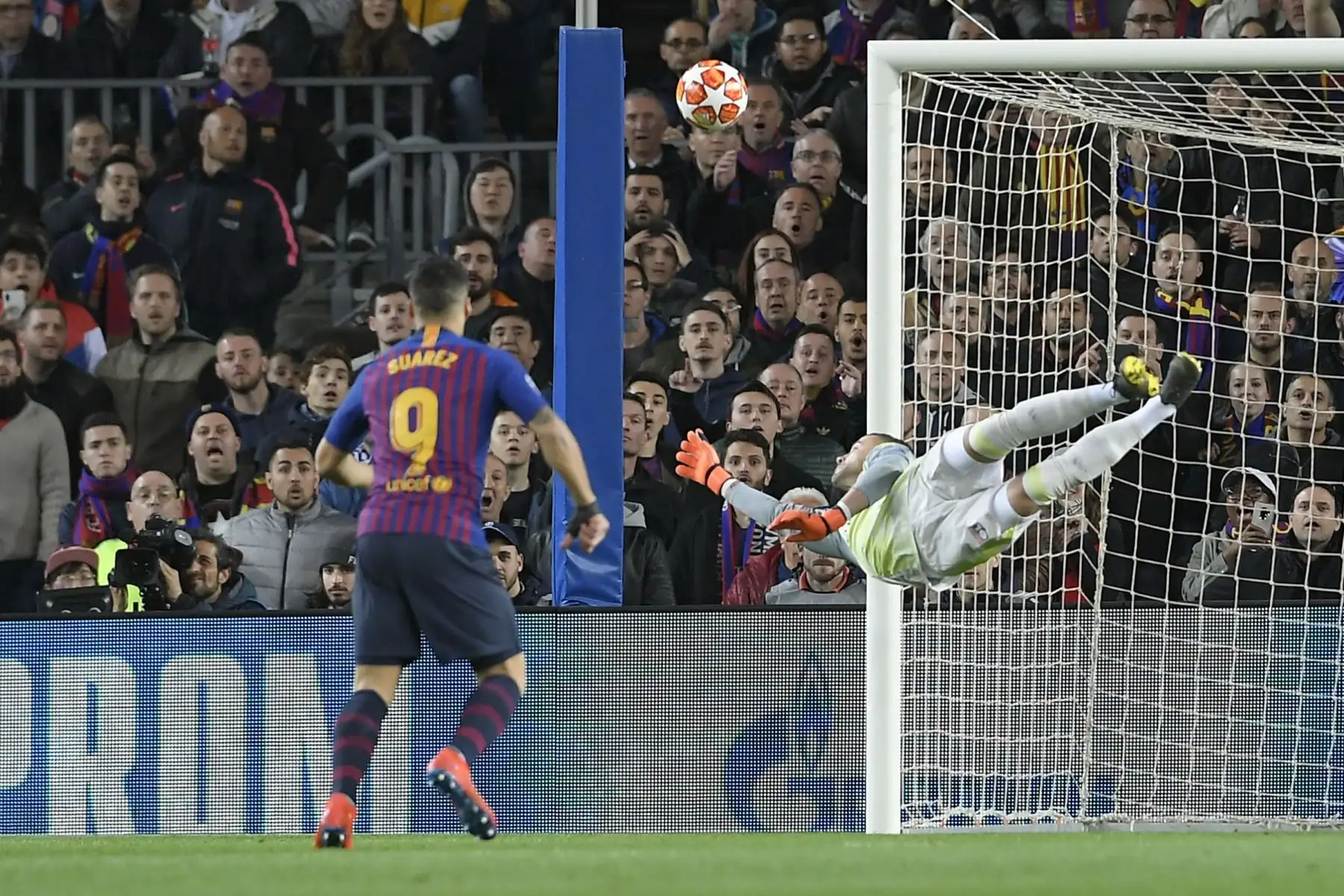 El portero portugués de Lyon, Anthony Lopes, despeja la pelota durante la ronda de la UEFA Champions League  entre el FC Barcelona y el Olympique Lyonnais en el estadio Camp Nou en Barcelona. Foto: AFP