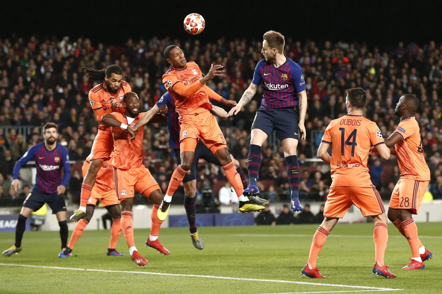 El defensor brasileño de Lyon Marcelo y el mediocampista croata Ivan Rakitic ( saltan por el balón durante la Liga de Campeones de la UEFA entre el FC Barcelona y el Olympique Lyonnais en el estadio Camp Nou en Barcelona. Foto: AFP