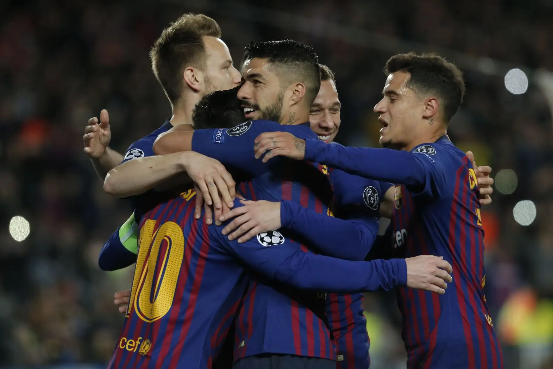 El delantero argentino del Barcelona, Lionel Messi celebra con sus compañeros de equipo después de marcar el primer gol entre el FC Barcelona y el Olympique Lyonnais en el estadio Camp Nou en Barcelona. Foto: AFP
