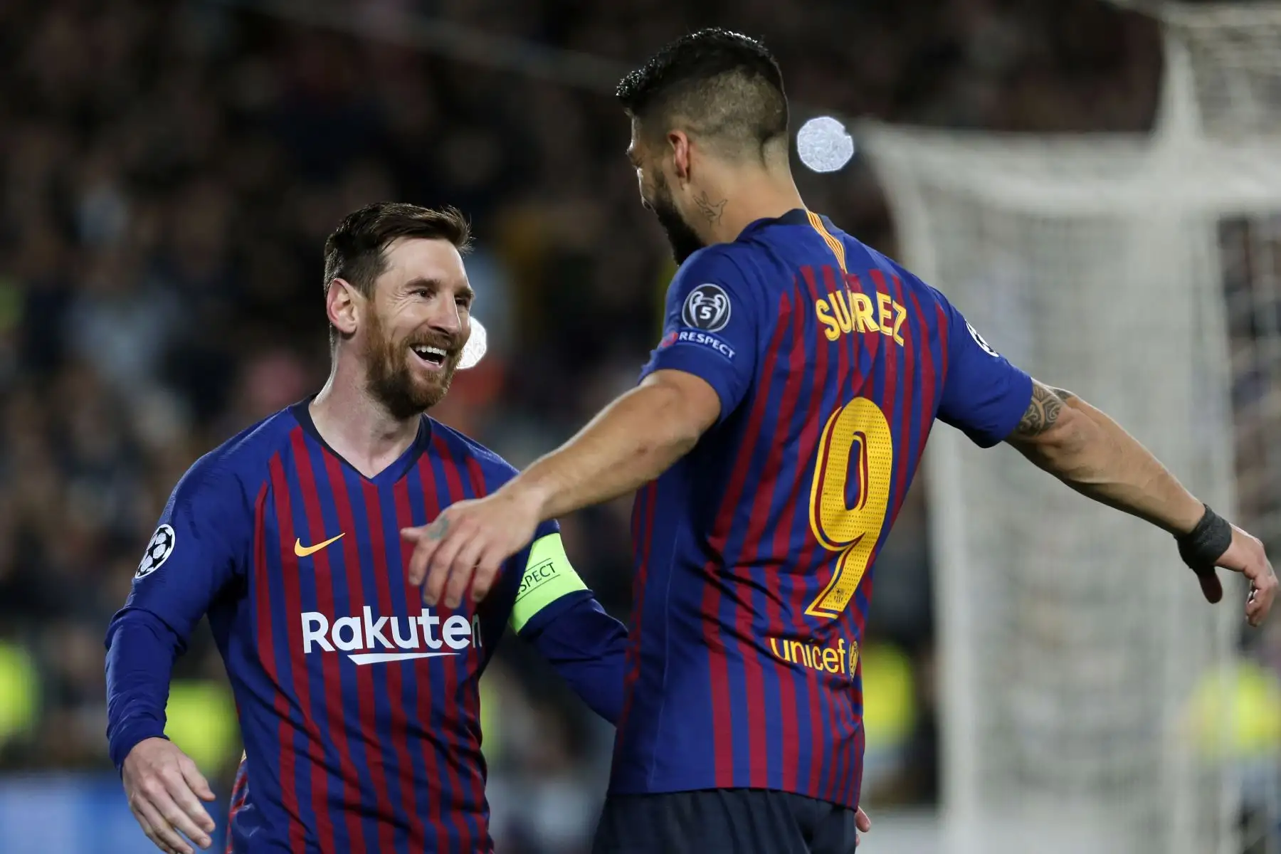 El delantero argentino del Barcelona, Lionel Messi celebra con sus compañeros de equipo después de marcar el primer gol entre el FC Barcelona y el Olympique Lyonnais en el estadio Camp Nou en Barcelona. Foto: AFP