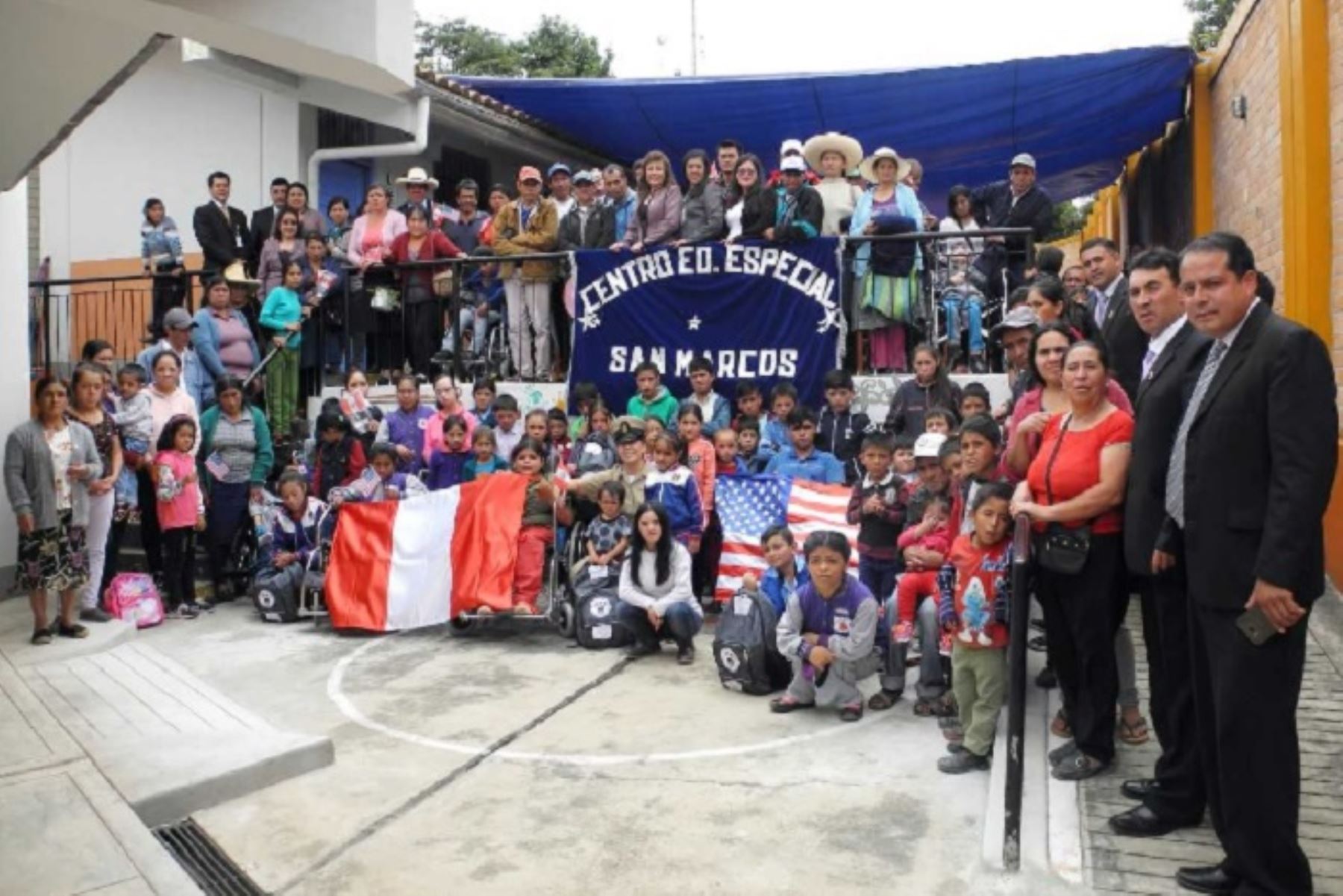 Con motivo del inicio del año escolar, el Grupo Consultivo y de Ayuda Militar del Comando Sur de la Embajada de los Estados Unidos donó a tres colegios de Cajamarca, nueve sillas de ruedas, dos camillas de terapia física y 180 mochilas con útiles escolares, por un valor de US$17,000.