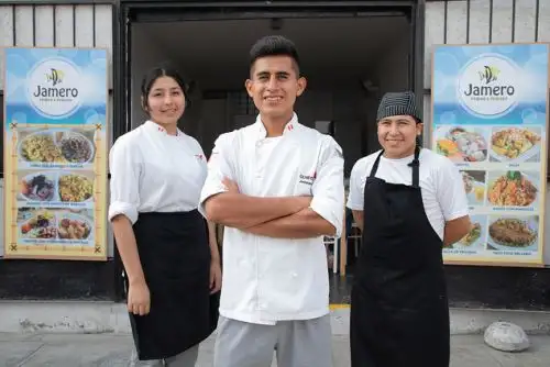 Tiene 22 años, es cocinero gracias a una beca de Pronabec y acaba de abrir su propio restaurante en el distrito de Surquillo. Foto: Pronabec