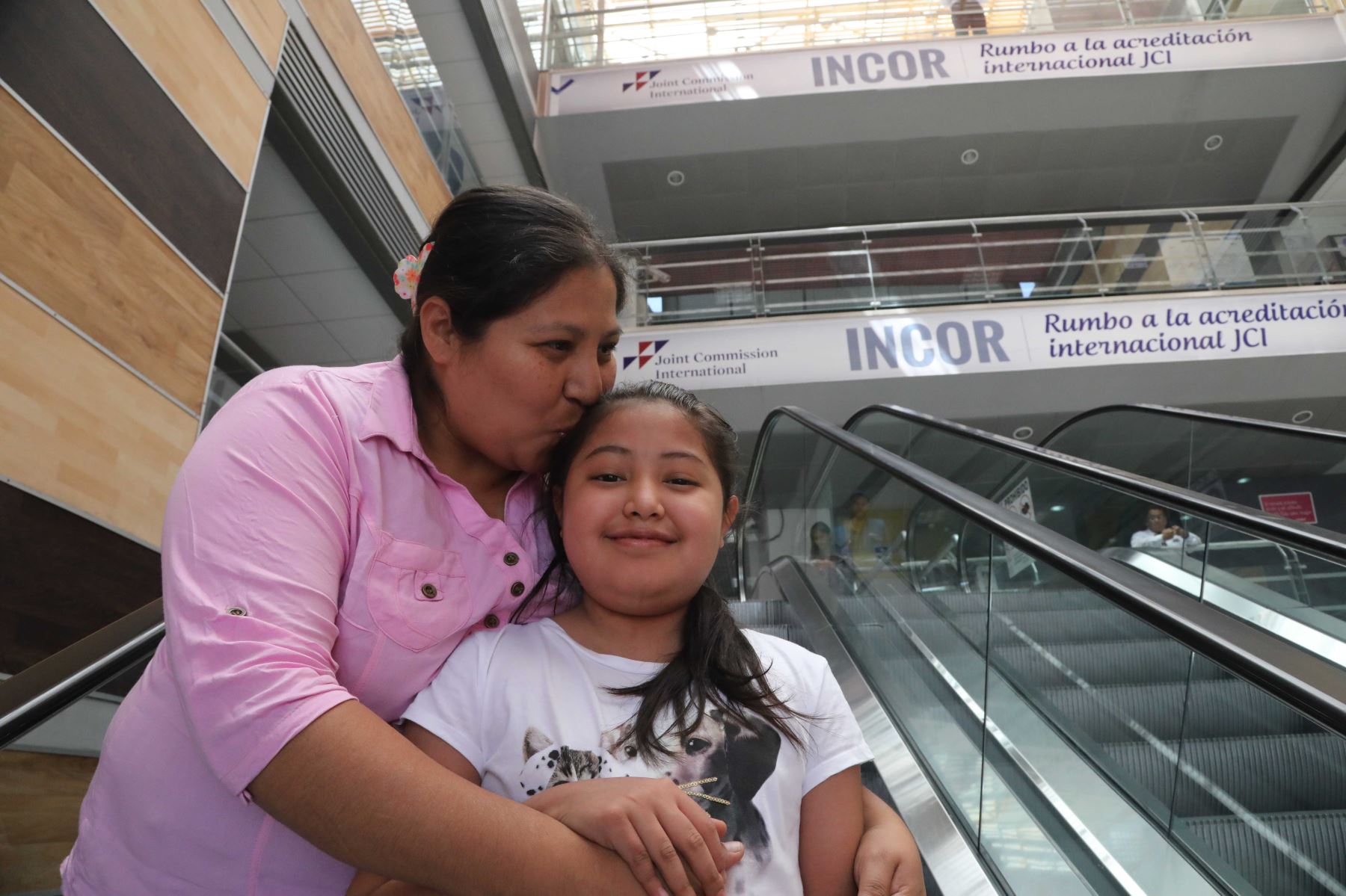 Aracelli, al lado de su mamá Karina Zelada. A sus 11 años recuperó su alegría gracias a la donación de un corazón y su trasplante a cargo de especialista del INCOR.