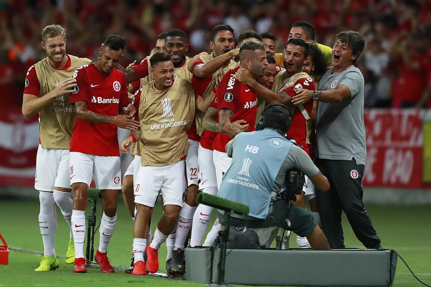 El uruguayo Nicolás López, del Internacional de Brasil, celebra con sus compañeros de equipo luego de anotar contra la Alianza Lima, durante el partido de la Copa Libertadores en el Estadio Beira Río en Porto Alegre, Brasil. Foto: AFP