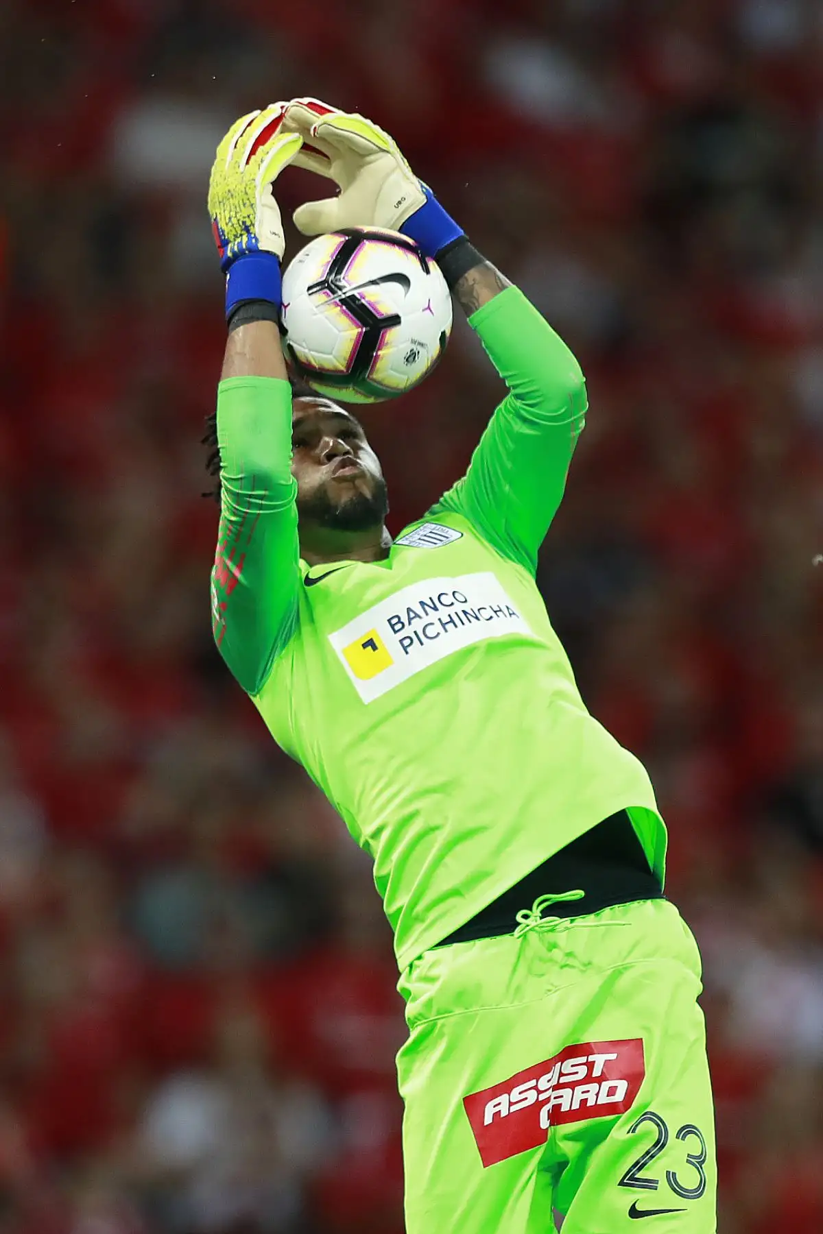 Pedro Gallese de  Alianza Lima atrapa el balón durante un partido de fútbol de la Copa Libertadores contra el Internacional de Brasil en el Estadio Beira Rio en Porto Alegre, Brasil. AFP