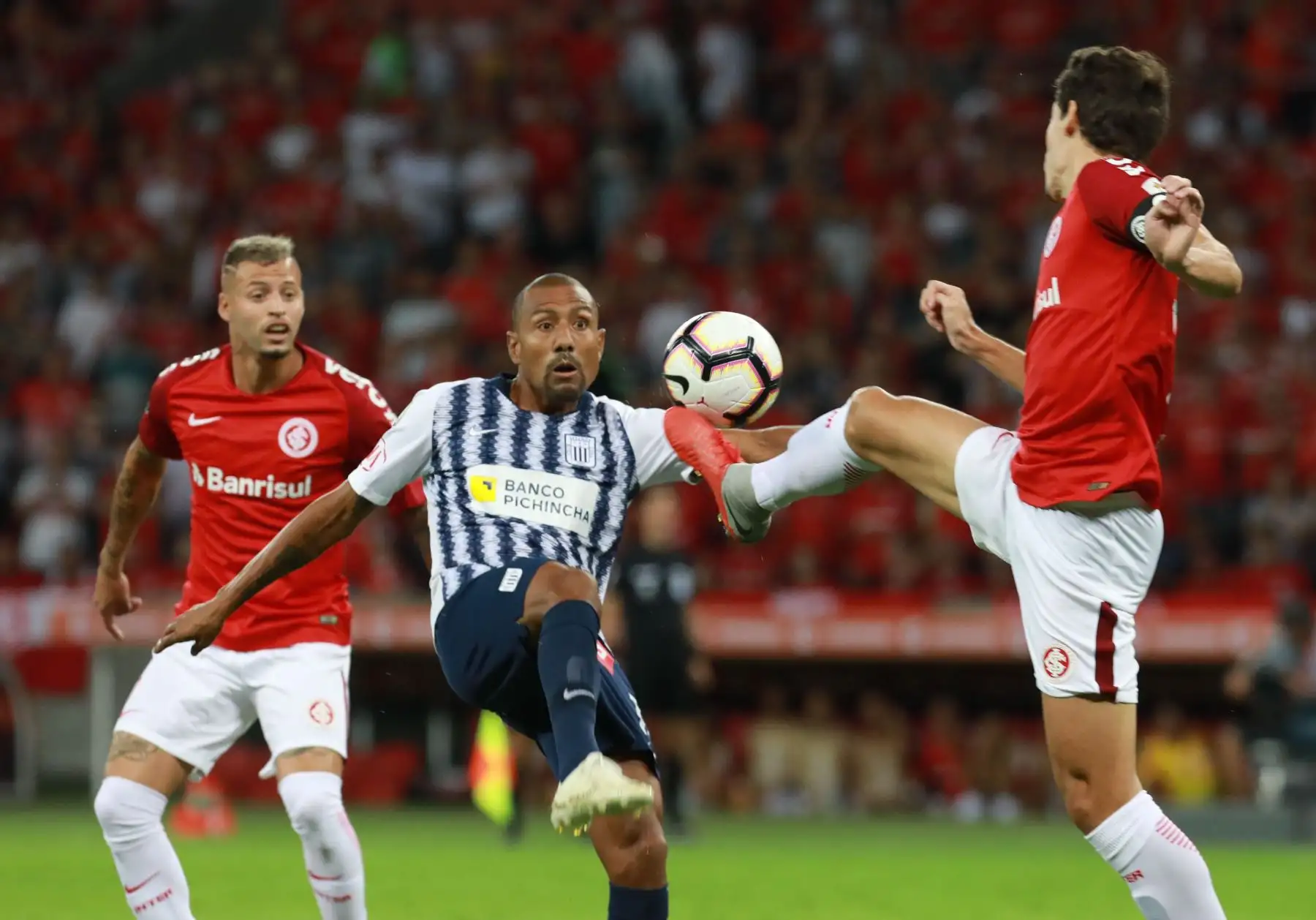 Rodrigo Dourado  de Internacional disputa el balón con Luis Alberto RamÌrez  de Alianza Lima durante un partido por la fase de grupos de la Copa Libertadores. Foto: EFE