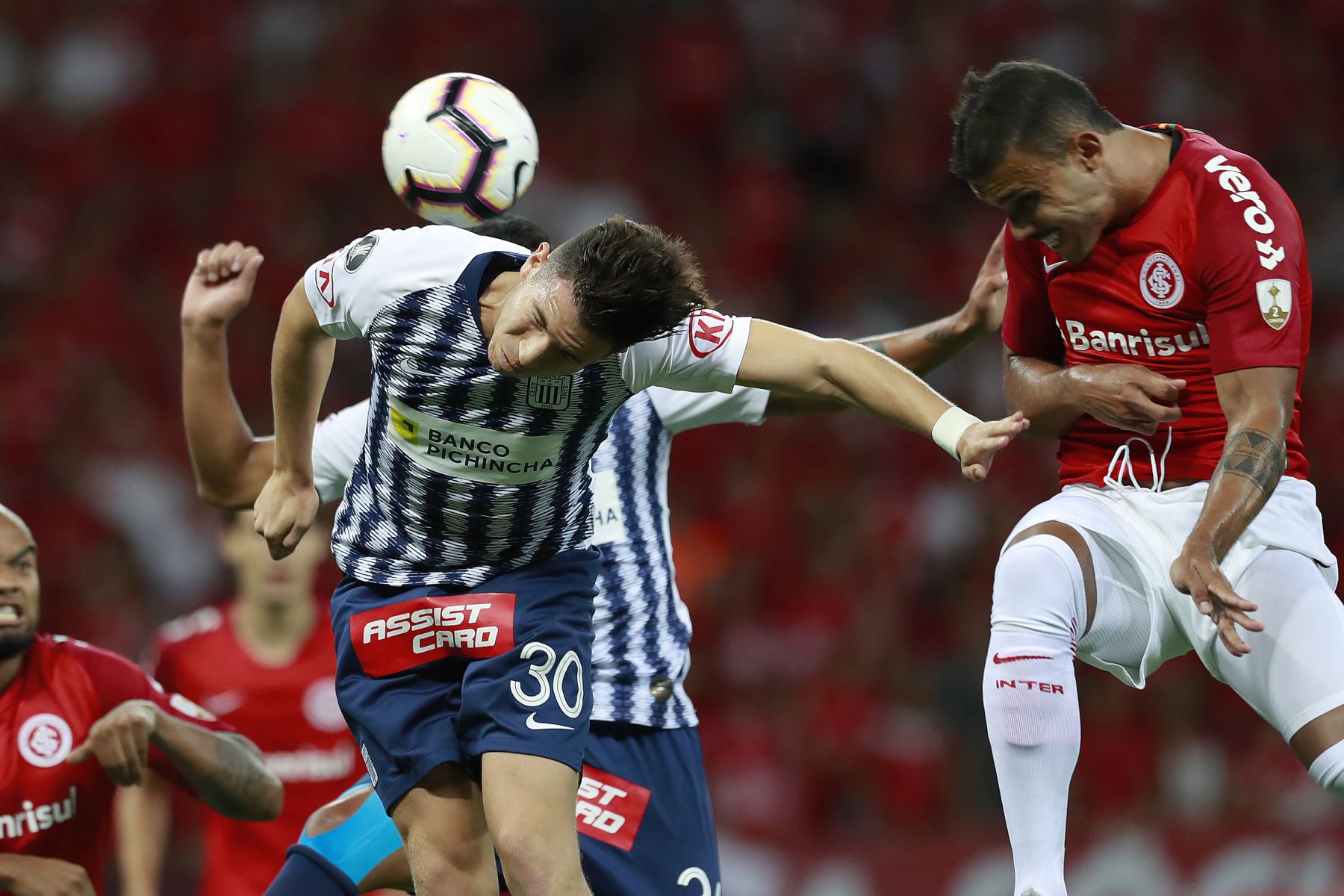 Adrian Ugarriza, de Alianza Lima, salta por el balón durante un partido de fútbol de la Copa Libertadores contra el Internacional de Brasil. Foto: AFP