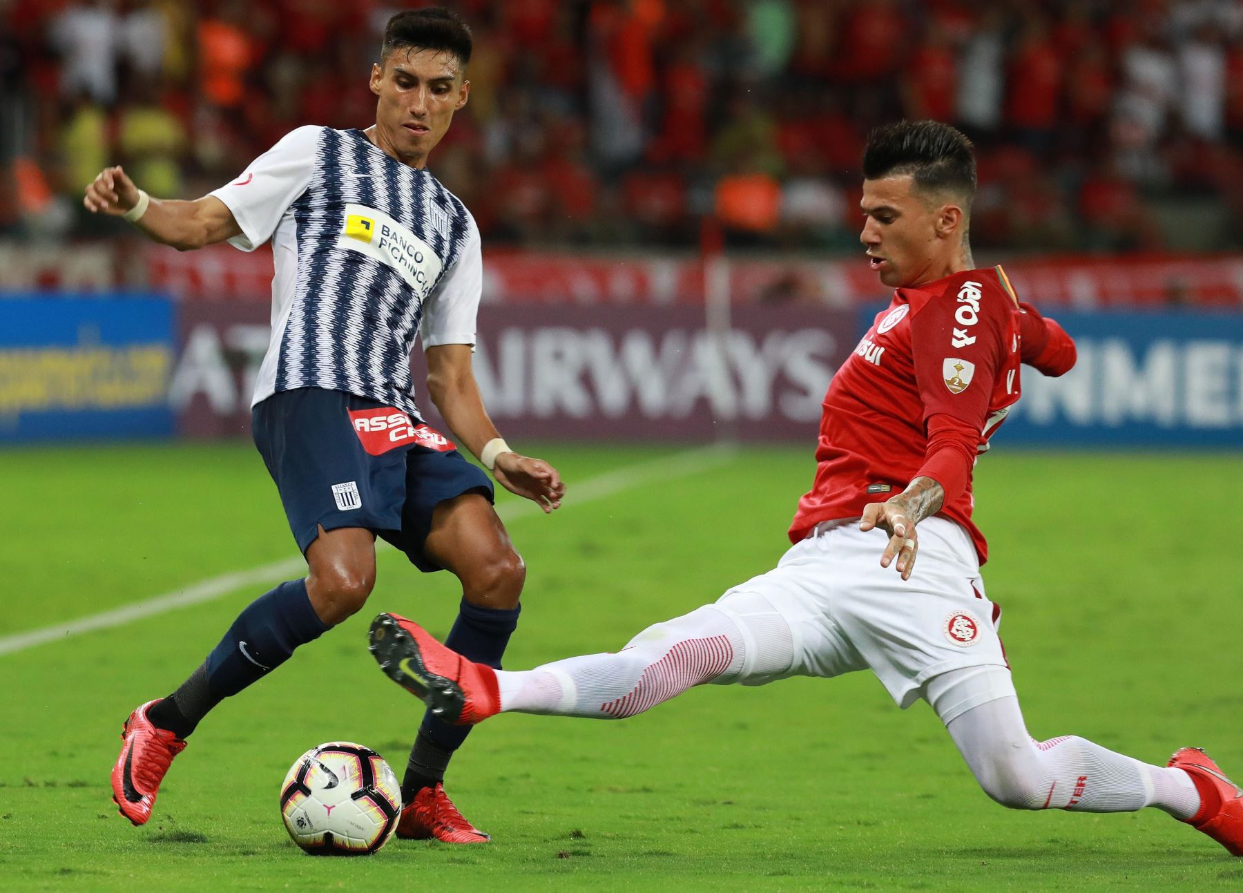 VÌctor Cuesta  de Internacional disputa el balón con José Manzaneda  de Alianza Lima durante un partido por la fase de grupos de la Copa Libertadores. Foto: EFE