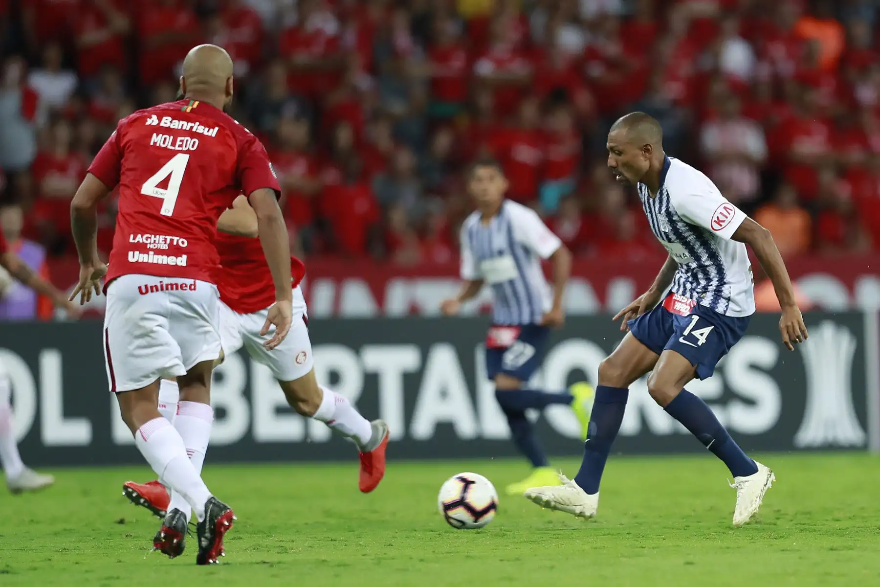 Luis Ramírez, de la Alianza Lima , compite por el balón con Rodrigo Moledo del Internacional de Brasil, durante el partido de fútbol de la Copa Libertadores 2019 que se celebró en el Estadio Beira Río. Foto: AFP