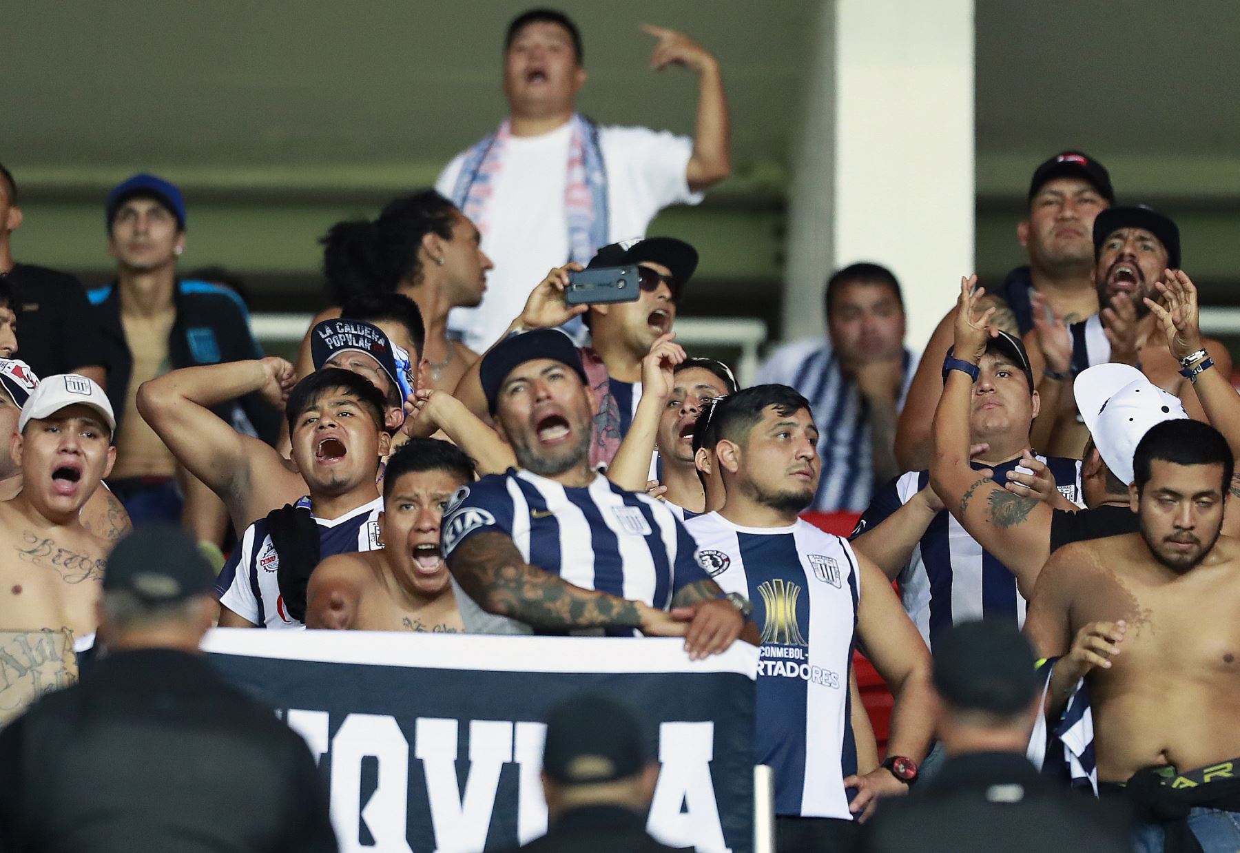 Los hinchas de  Alianza Lima  aplauden a su equipo antes del inicio del partido por la Copa Libertadores contra el Internacional de Porto Alegre. AFP