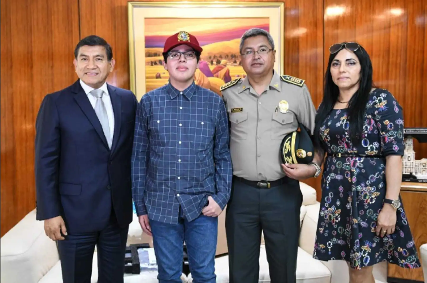 Ministro Morán recibió a joven hijo de policía que ingresó en primer puesto a San Marcos