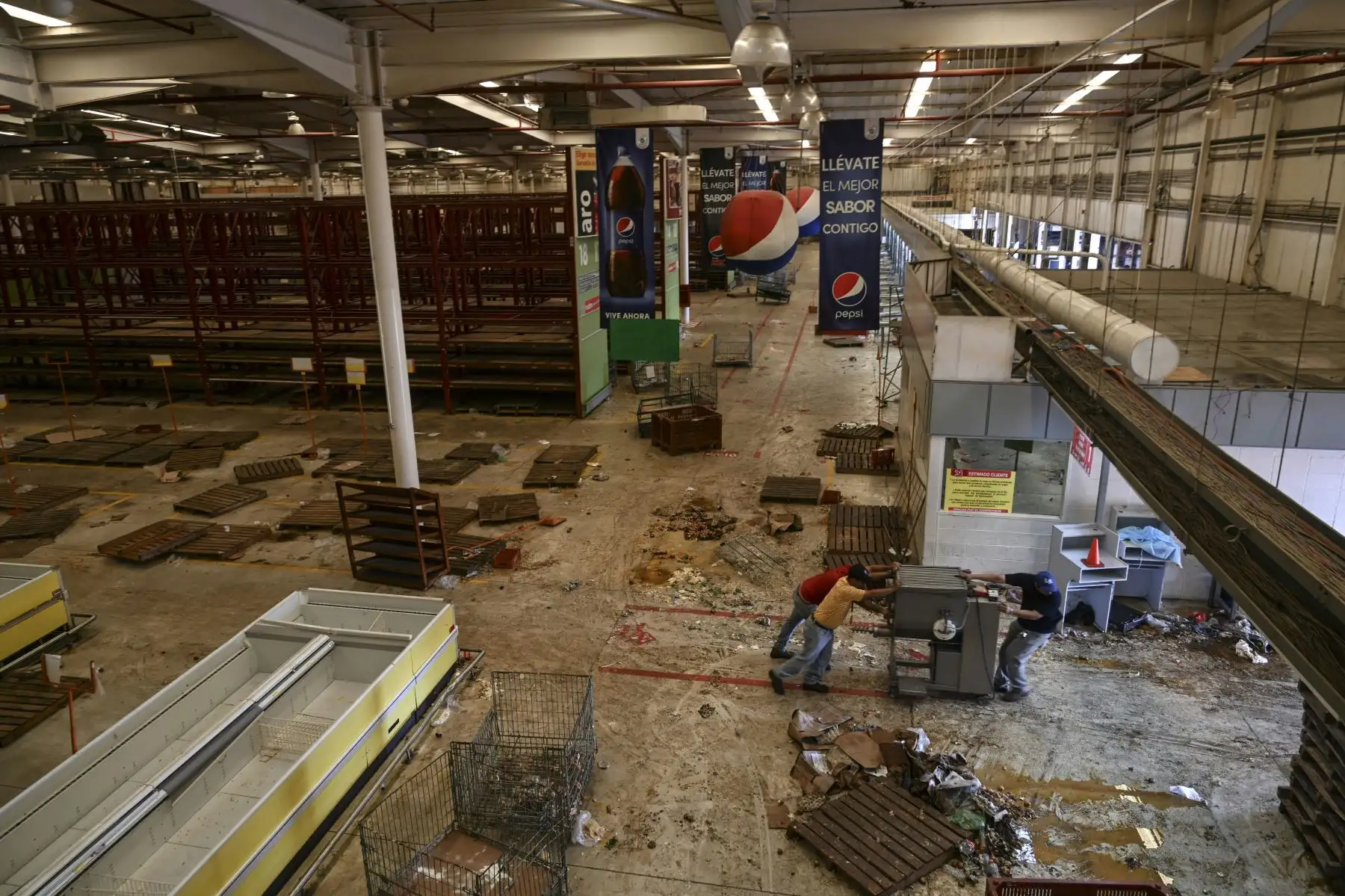 Vista general del interior de un supermercado saqueado durante el apagón masivo que ha paralizado a Venezuela durante seis días en Maracaibo. Foto: AFP