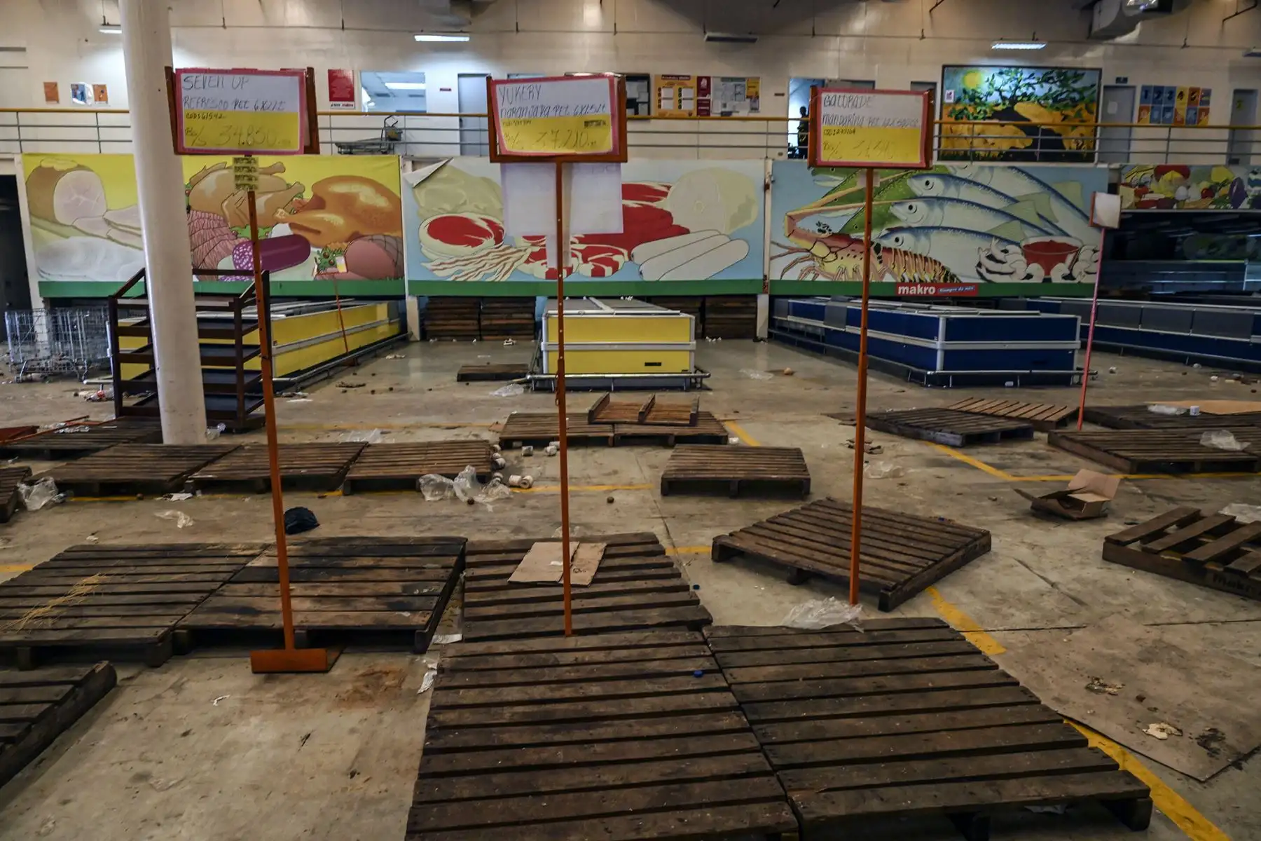 Vista general del interior de un supermercado saqueado durante el apagón masivo que ha paralizado a Venezuela durante seis días en Maracaibo. Foto: AFP