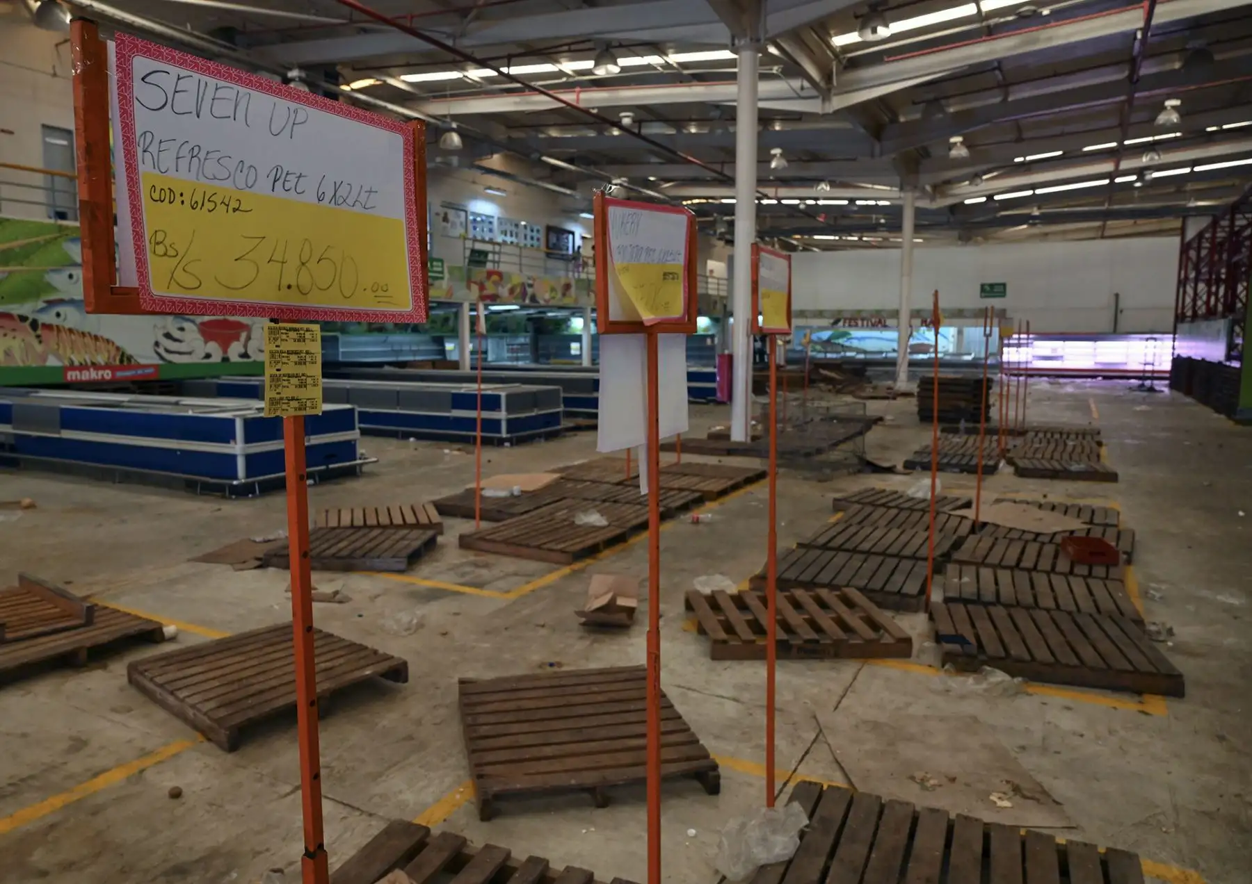 Vista general del interior de un supermercado saqueado durante el apagón masivo que ha paralizado a Venezuela durante seis días en Maracaibo. Foto: AFP