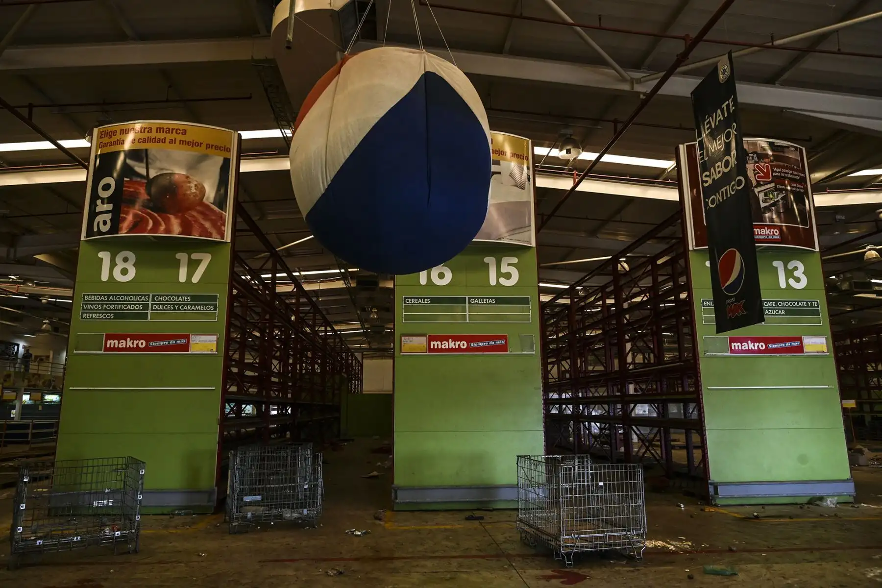 Interiores de un supermercado saqueado durante el apagón masivo que ha paralizado Venezuela durante seis días, en Maracaibo, en el estado fronterizo de Zulia. Foto: AFP