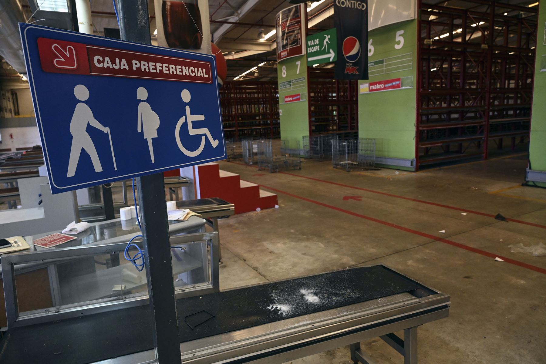 Interiores de un supermercado saqueado durante el apagón masivo que ha paralizado Venezuela durante seis días, en Maracaibo, en el estado fronterizo de Zulia. Foto: AFP