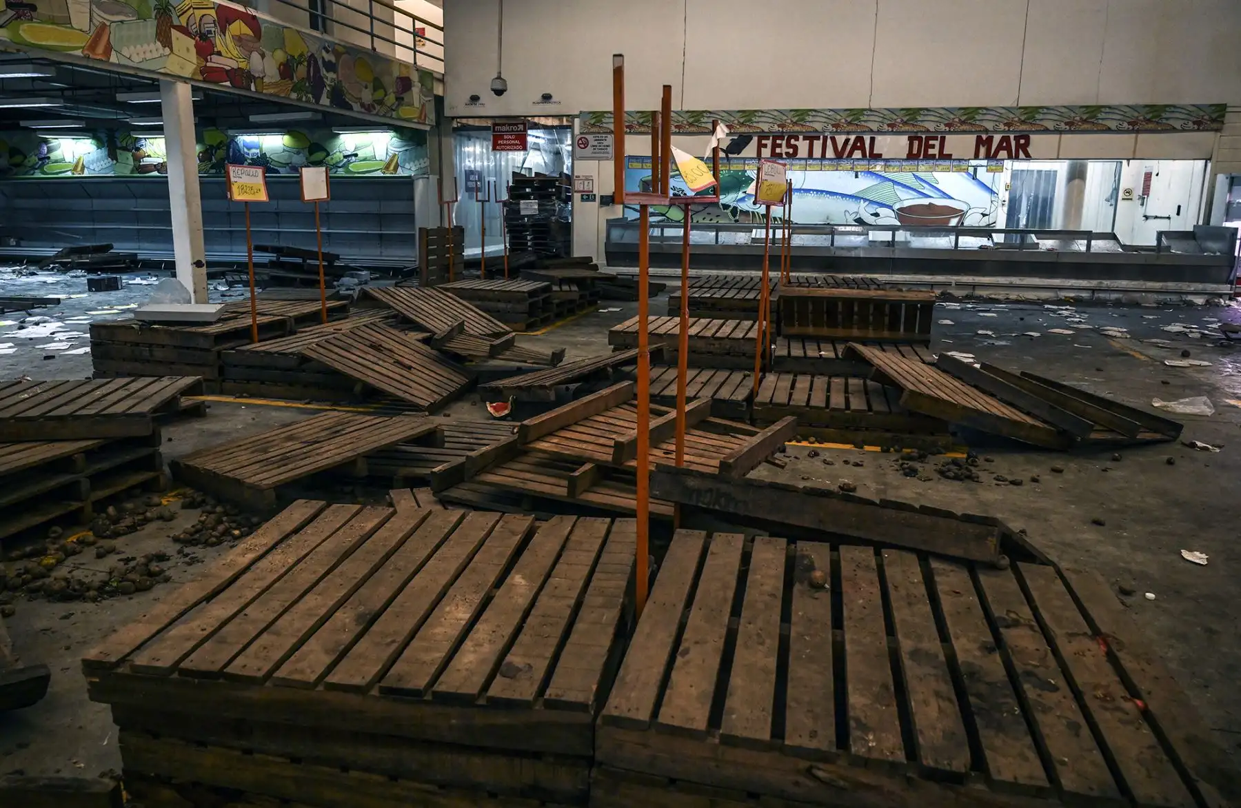 Interiores de un supermercado saqueado durante el apagón masivo que ha paralizado Venezuela durante seis días, en Maracaibo, en el estado fronterizo de Zulia. Foto: AFP