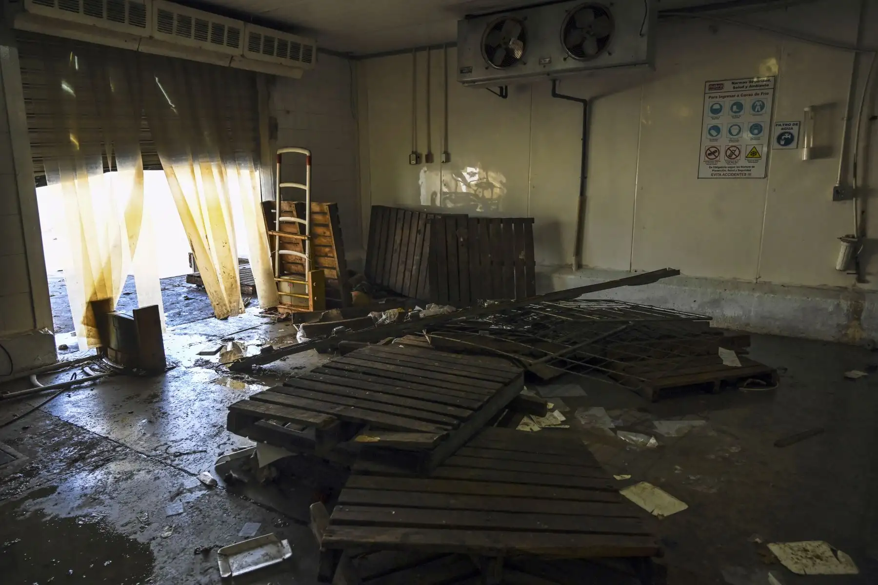 Interiores de un supermercado saqueado durante el apagón masivo que ha paralizado Venezuela durante seis días, en Maracaibo, en el estado fronterizo de Zulia. Foto: AFP