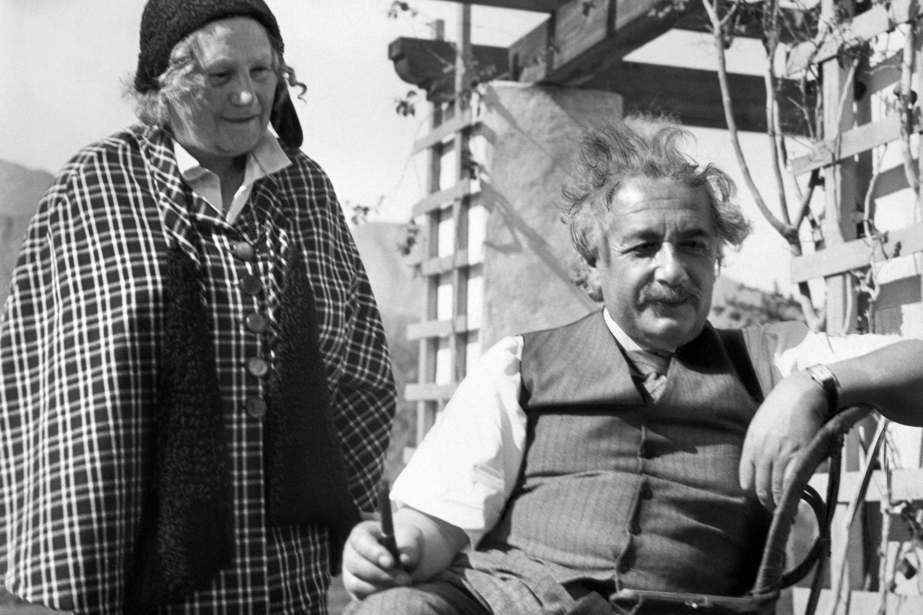 Foto de archivo tomada el 10 de febrero de 1933 muestra a Albert Einstein y su segunda esposa, Elsa, en California. Foto: AFP
