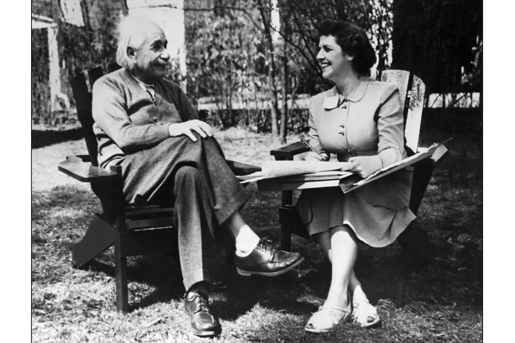 El físico Albert Einstein, autor de la teoría de la relatividad, galardonado con el Premio Nobel de Física en 1921, es entrevistado por la Sra. Kenneth Cromwell en la Universidad de Princeton en los años 50. Foto: AFP