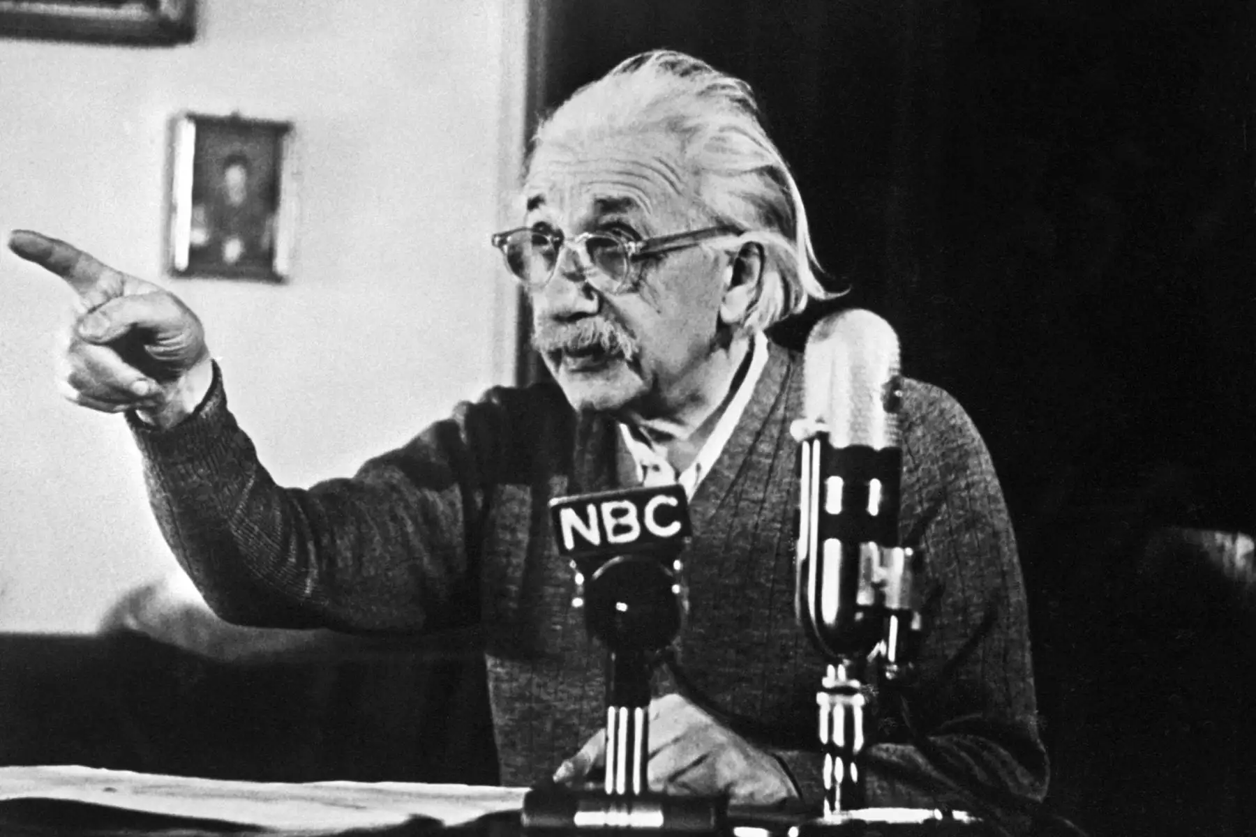 El físico Albert Einstein, nacido en Alemania, autor de la teoría de la relatividad, declara su oposición sobre la bomba "H" . Foto: AFP