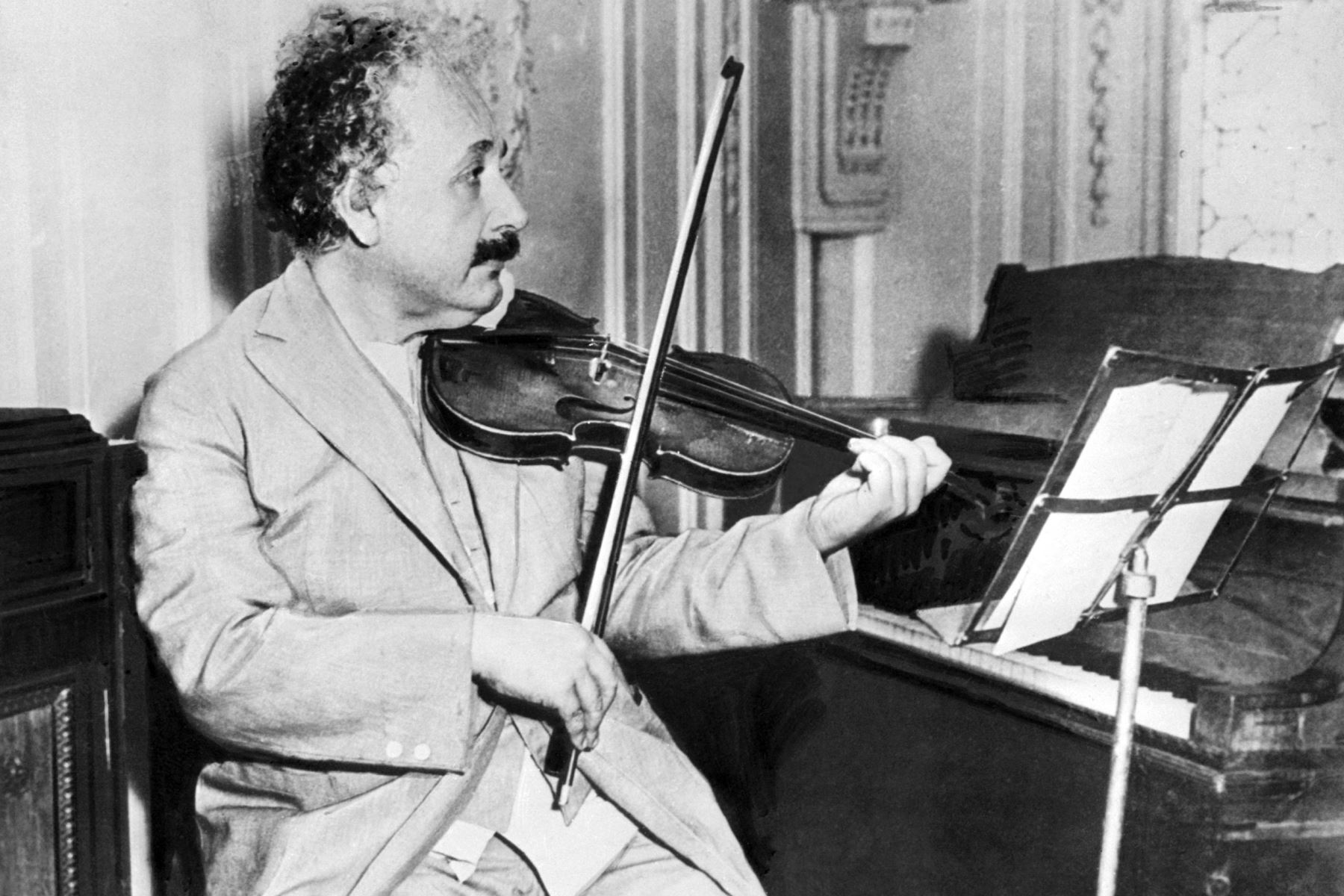 Imagen fechada en 1931 del físico de origen suizo-estadounidense Albert Einstein, tocando el violín.Foto: AFP