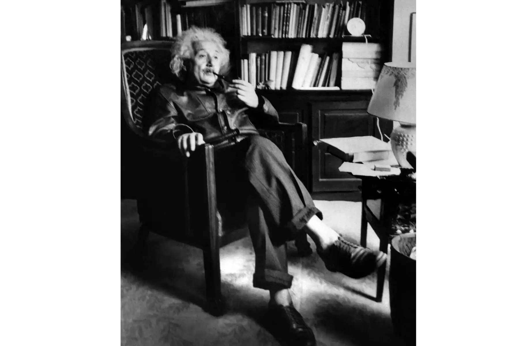 Albert Einstein fuma una pipa el 2 de junio de 1938 en su casa de la Universidad de Princeton. Foto: AFP