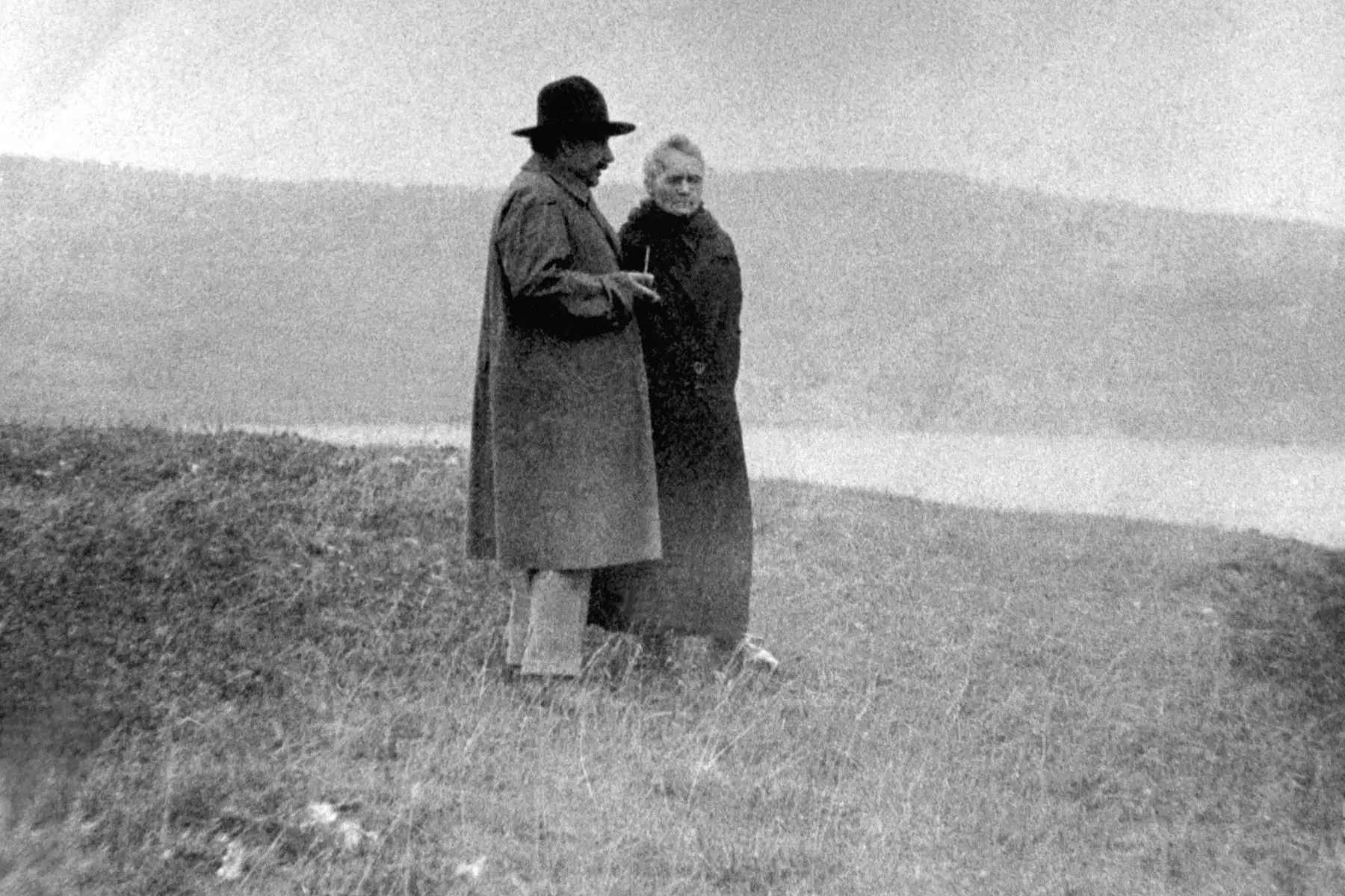 El profesor Albert Einstein fuma una pipa el 2 de junio de 1938 en su casa de la Universidad de Princeton. Foto: AFP
