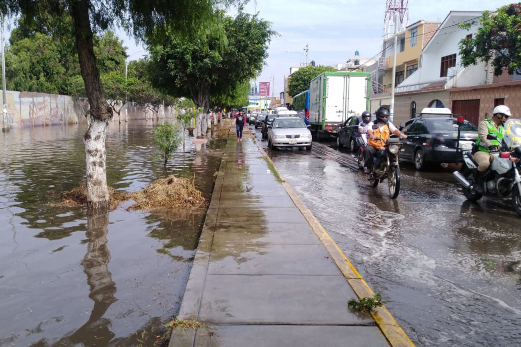El distrito de La Esperanza fue el más afectado por la lluvia de más de 6 horas que cayó en Trujillo. Foto: ANDINA