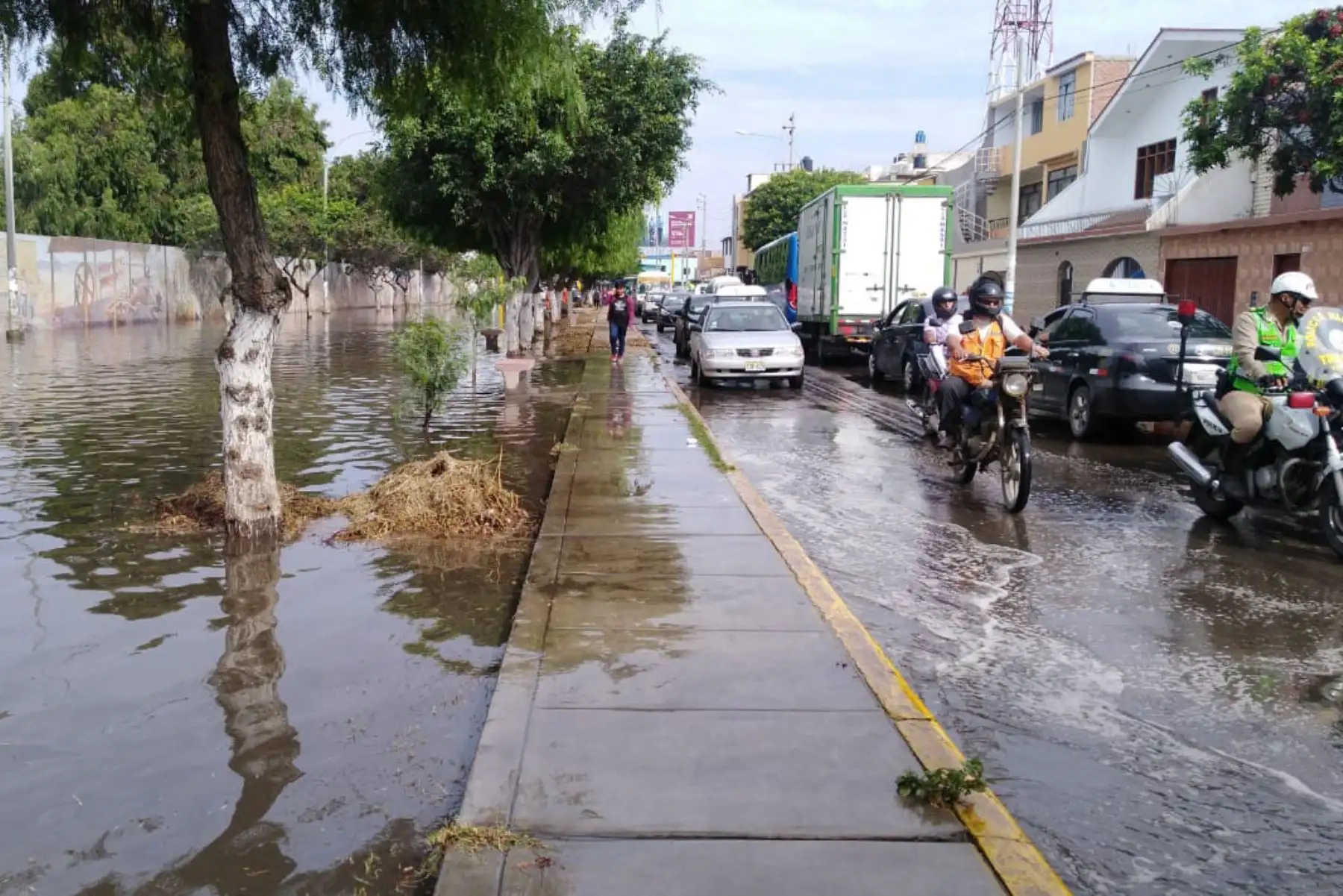 El distrito de La Esperanza fue el más afectado por la lluvia de más de 6 horas que cayó en Trujillo. Foto: ANDINA