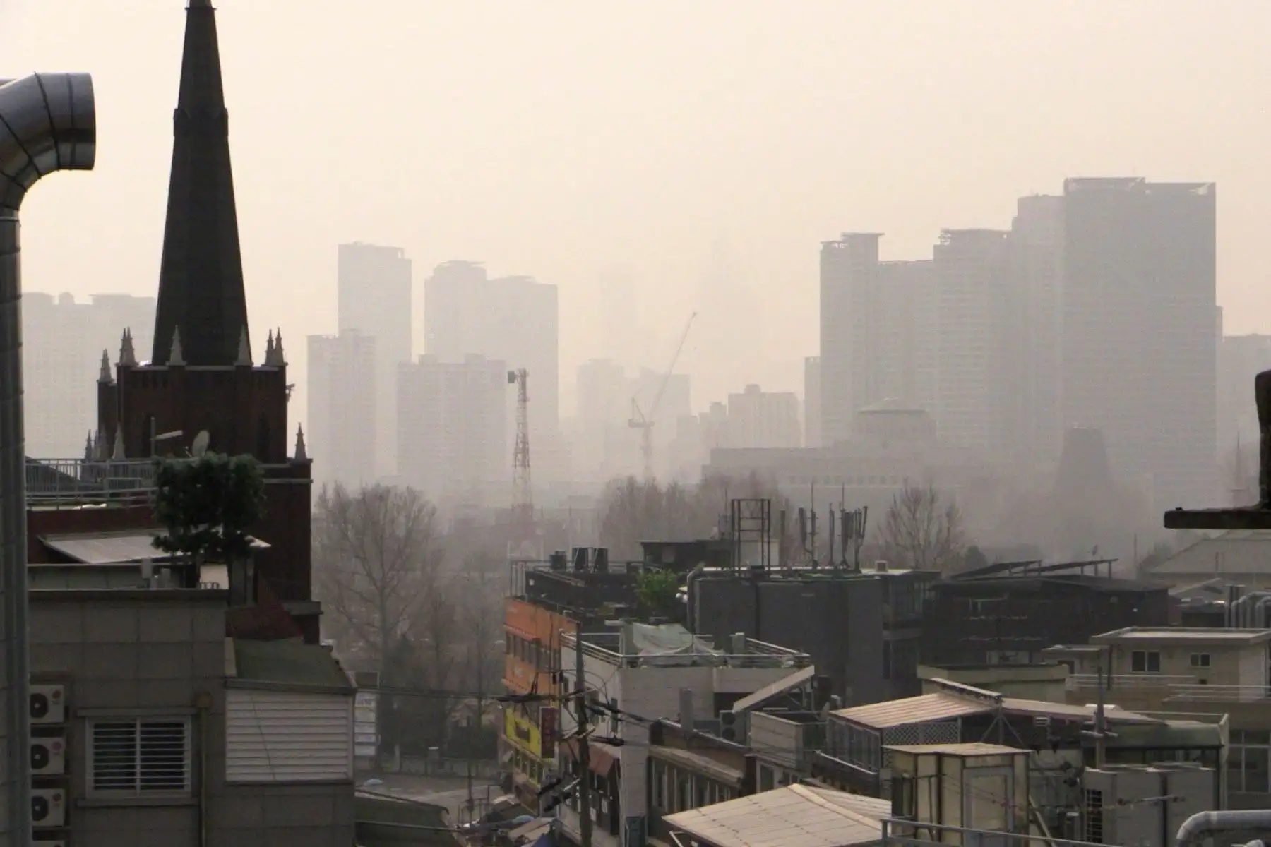 Una capa de contaminación cubre la ciudad de Seúl en Corea del Sur. Foto: EFE