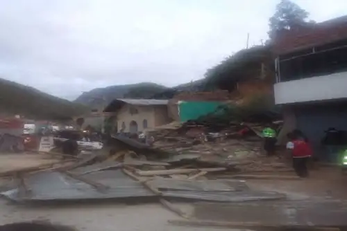 Las intensas lluvias originaron que se desplome una rústica vivienda de dos pisos en la avenida Huallaga del centro poblado de Acobamba, en el distrito de Huariaca, región Pasco, quedando atrapados cuatro menores que se salvaron de milagro.