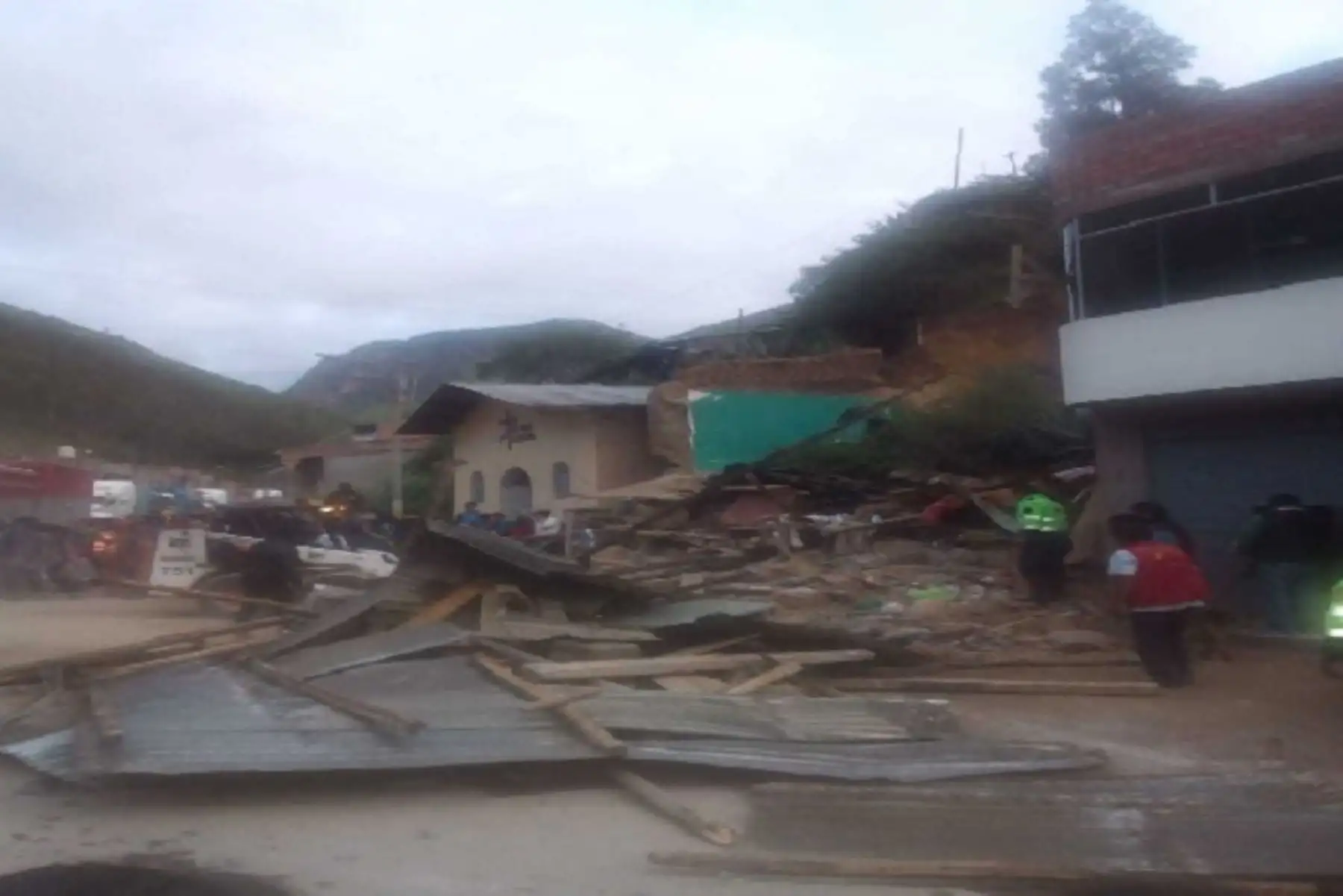 Las intensas lluvias originaron que se desplome una rústica vivienda de dos pisos en la avenida Huallaga del centro poblado de Acobamba, en el distrito de Huariaca, región Pasco, quedando atrapados cuatro menores que se salvaron de milagro.