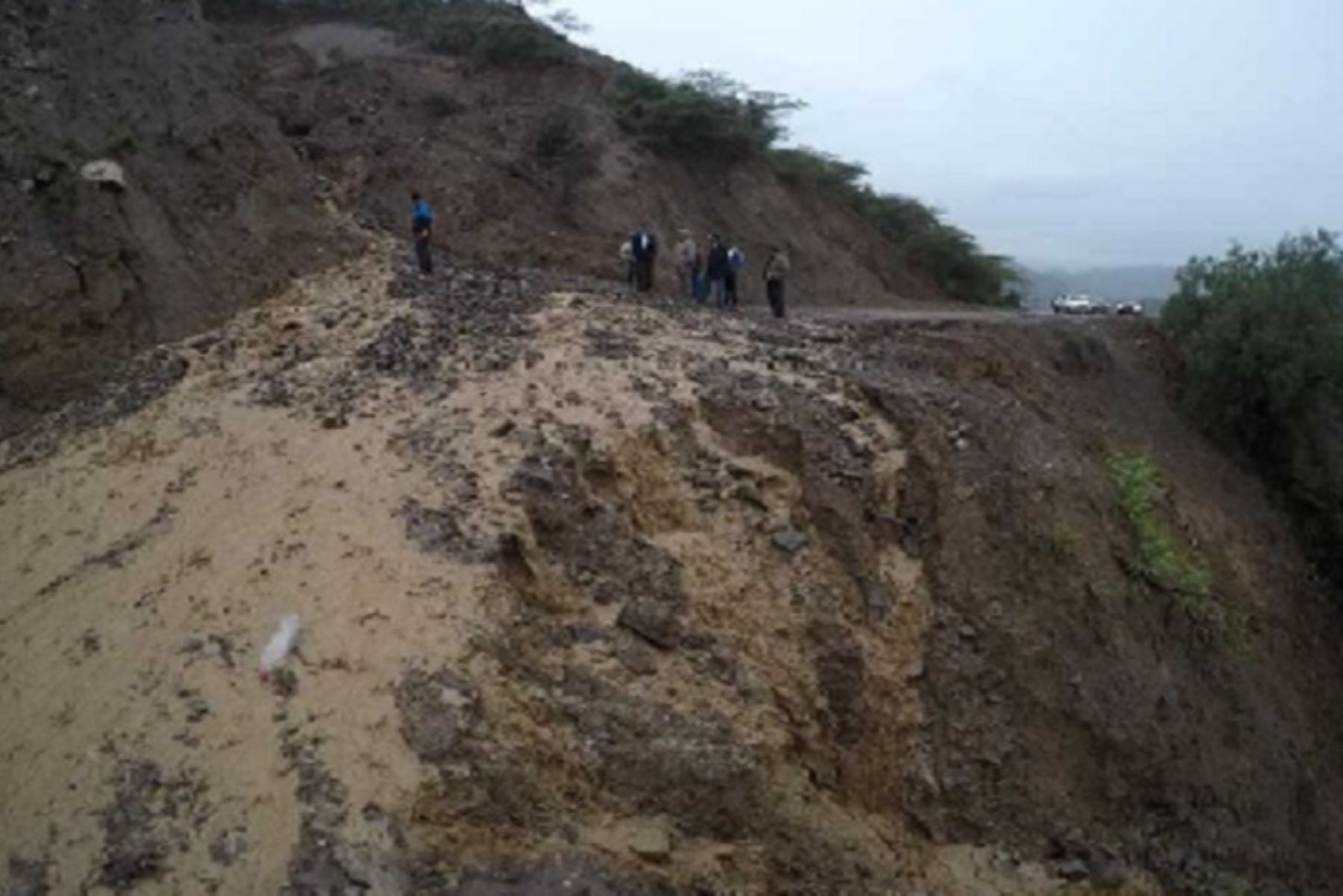 Un derrumbe de piedras y lodo, a causa de lluvias intensas, mantiene bloqueada la vía de salida del distrito de Huallanca, provincia de Bolognesi, en la región Áncash; reportó hoy el Centro de Operaciones de Emergencia Regional (COER).