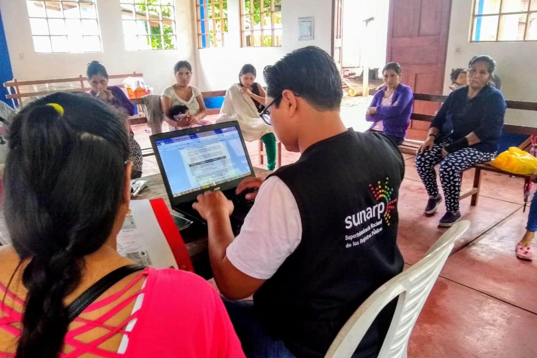 Pobladores de comunidades indígenas, caseríos y juntas vecinales ubicadas en la provincia de Padre Abad, región Ucayali, recibieron orientación registral gratuita.