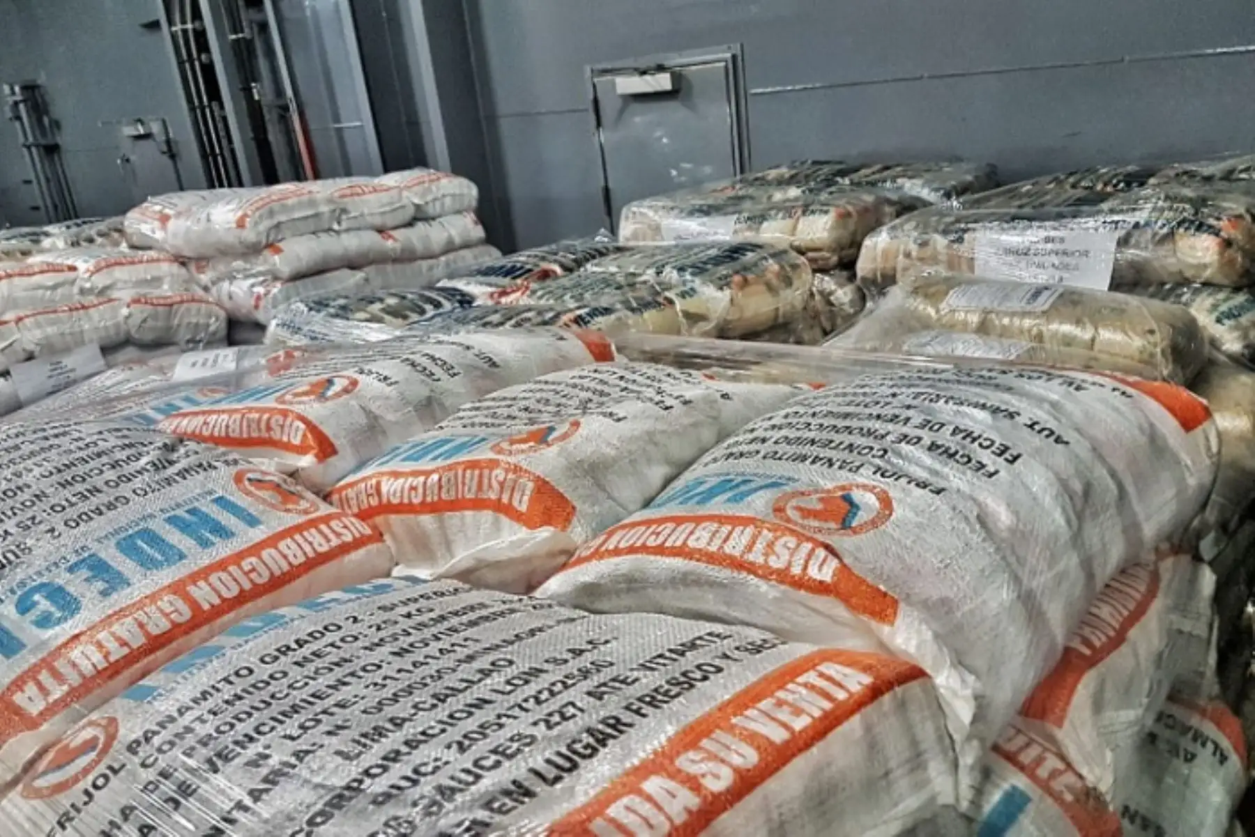 El Instituto Nacional de Defensa Civil (Indeci) movilizó hasta el momento un total de 1,293 toneladas de bienes de ayuda humanitaria para la atención de emergencias por el periodo de lluvias intensas y reabastecer los almacenes nacionales en diversos departamentos del país.