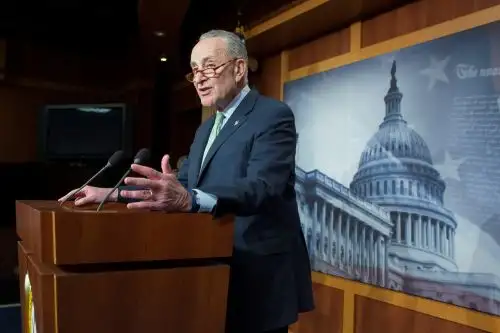 El líder de la Minoría del Senado, el demócrata Chuck Schumer, habla en rueda de prensa  después de que el senado votara en contra de la emergencia nacional decretara por el presidente estadounidense, Donald Trump. Foto: EFE