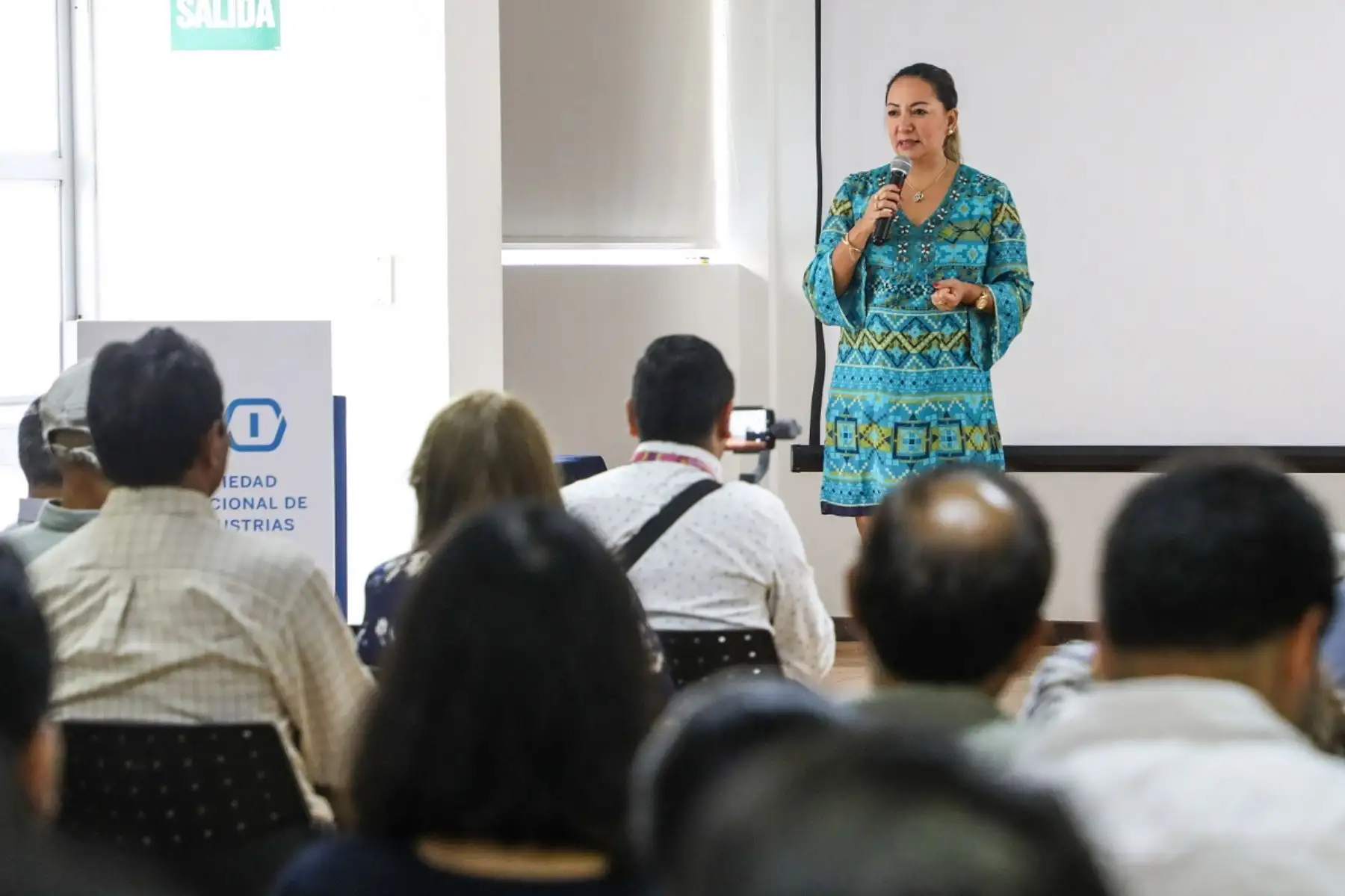 Ministra de la Producción, Rocío Barrios, se dirige a micro y pequeños empresarios que fabricarán mobiliario para los Juegos Panamericanos 2019. Foto: Cortesía.