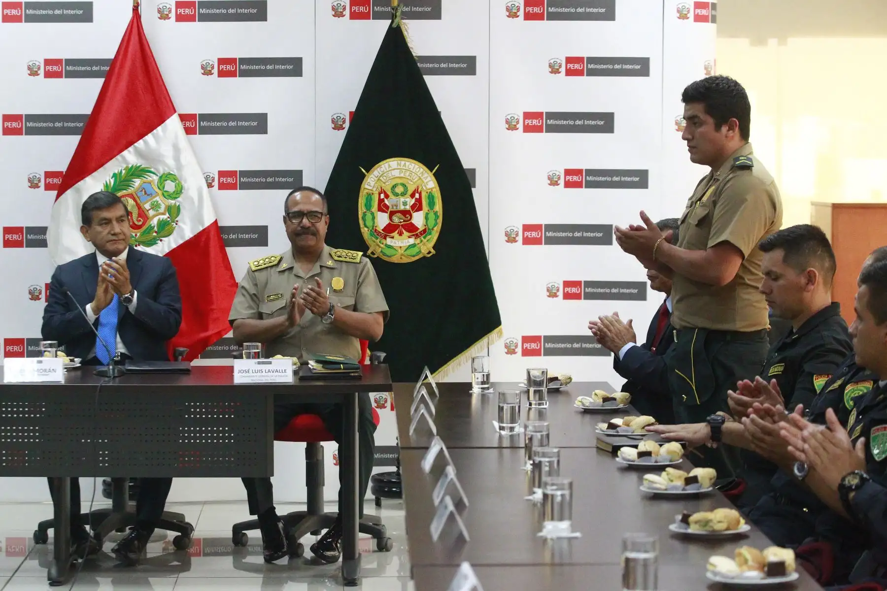 Ministro del Interior, Carlos Moran reconoce labor de valeroso policía Elvis Miranda Rojas.
Foto: ANDINA/Eddy Ramos