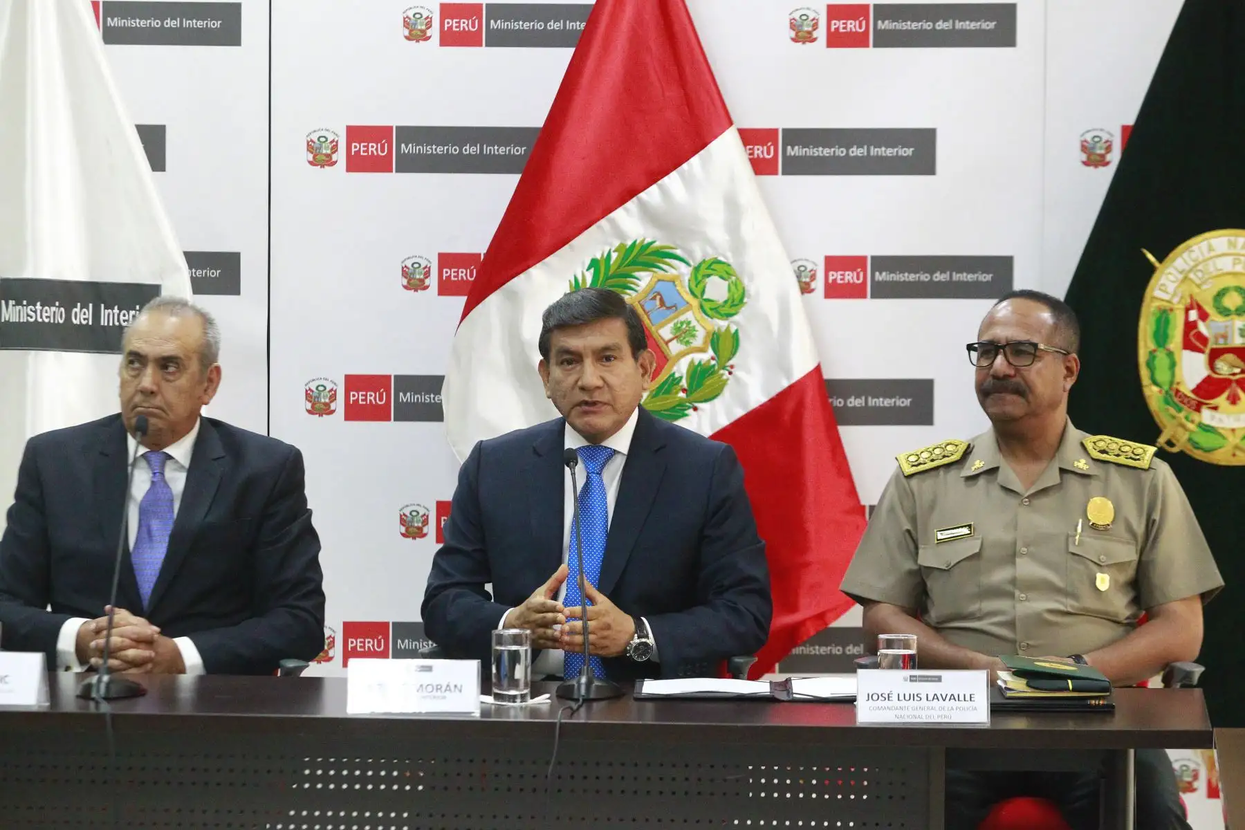 Ministro del Interior, Carlos Moran y Máximo Ramírez, Gerente General de Luz del Sur firman convenio en favor de la policía nacional. 
Foto: ANDINA/Eddy Ramos