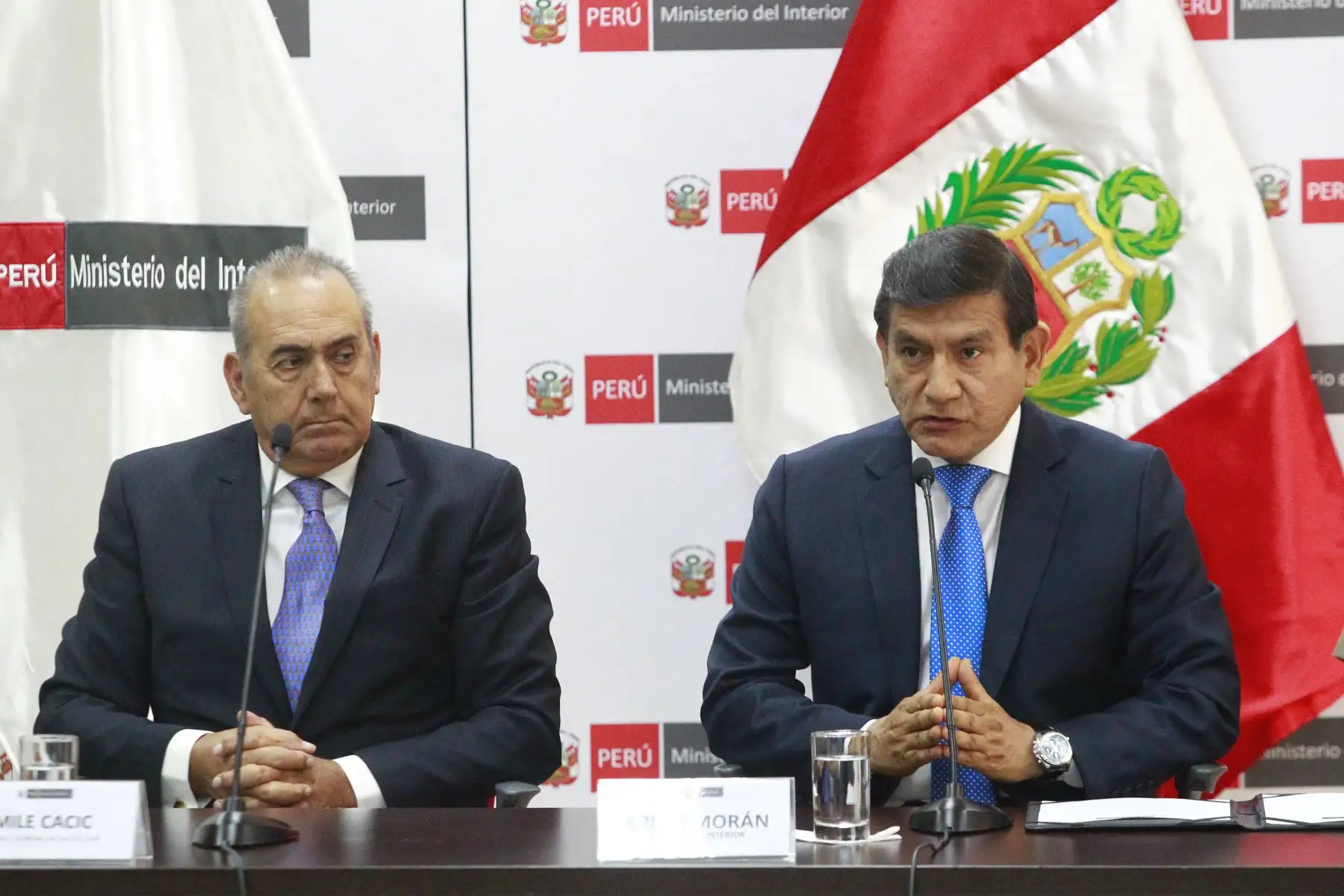 Ministro del Interior, Carlos Moran y Máximo Ramírez, Gerente General de Luz del Sur firman convenio en favor de la policía nacional. 
Foto: ANDINA/Eddy Ramos