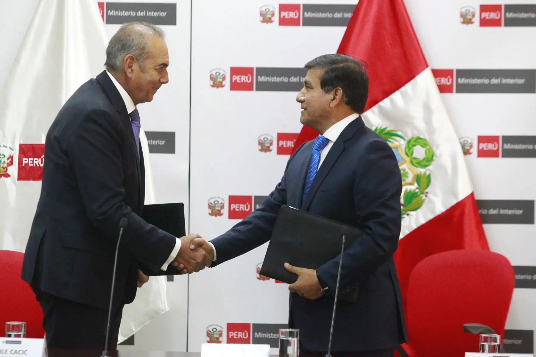 En el marco de esta actividad de reconocimiento a la Policía Nacional , el Ministro del Interior, Carlos Moran y Máximo Ramírez, Gerente General de Luz del Sur firman convenio en favor de la policía nacional. 
Foto: ANDINA/Eddy Ramos