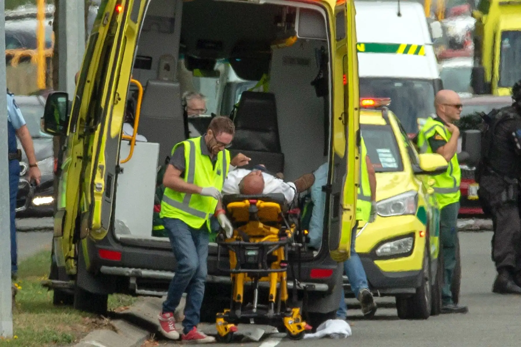 Un herido es trasladado en ambulancia tras el tiroteo perpetrado este viernes en dos mezquitas en la ciudad de Christchurch, Nueva Zelanda. La primera ministra del país, Jacinda Arden, ha confirmado que al menos 40 personas han muerto y otras 20 han resultado heridas. Foto: EFE