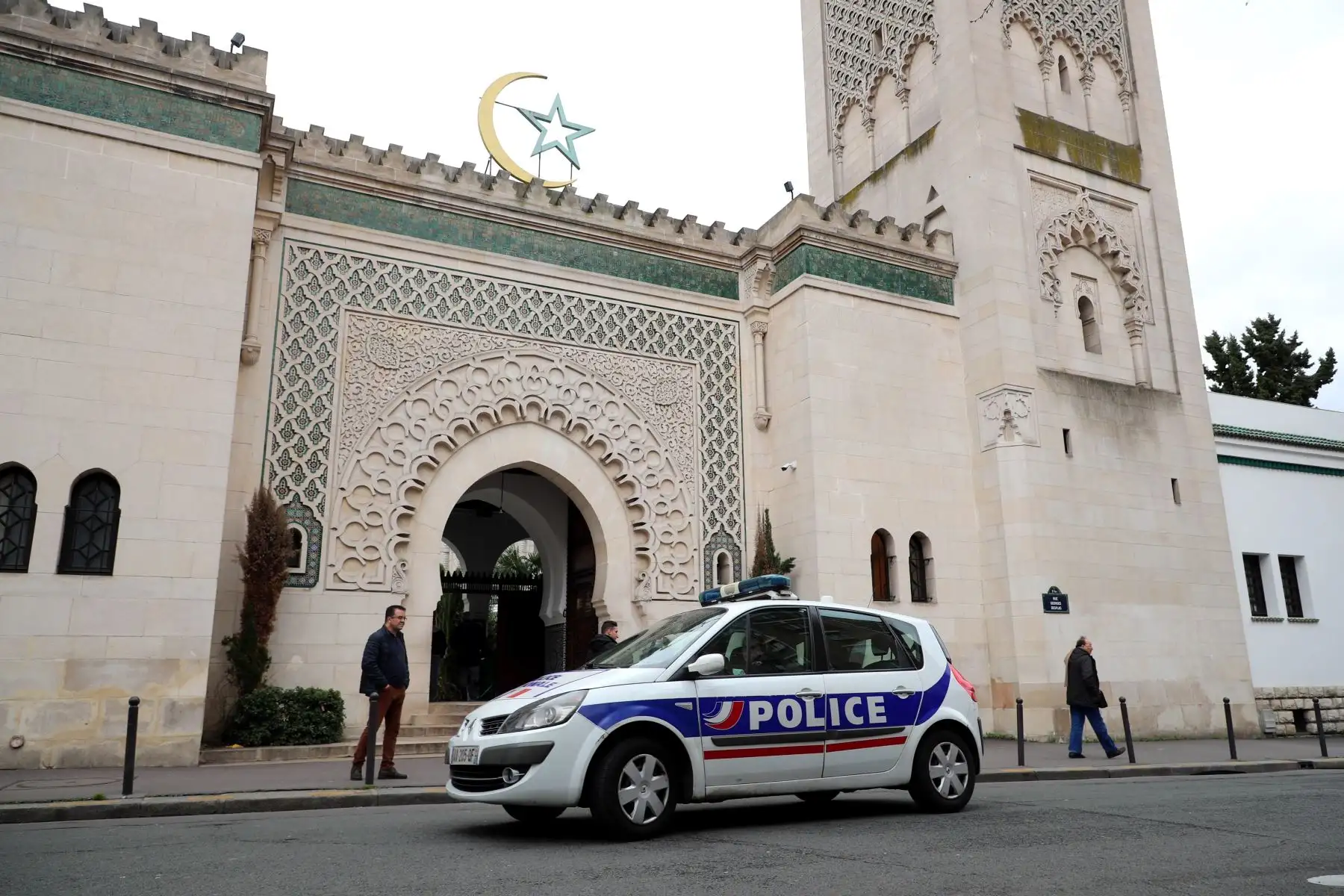 Policía patrulla frente a la Gran Mezquita de Paris. La Policía ha aumentado las medidas de seguridad en torno a los lugares de culto tras el tiroteo perpetrado en dos mezquitas en la ciudad de Christchurch, Nueva Zelanda.Foto: EFE