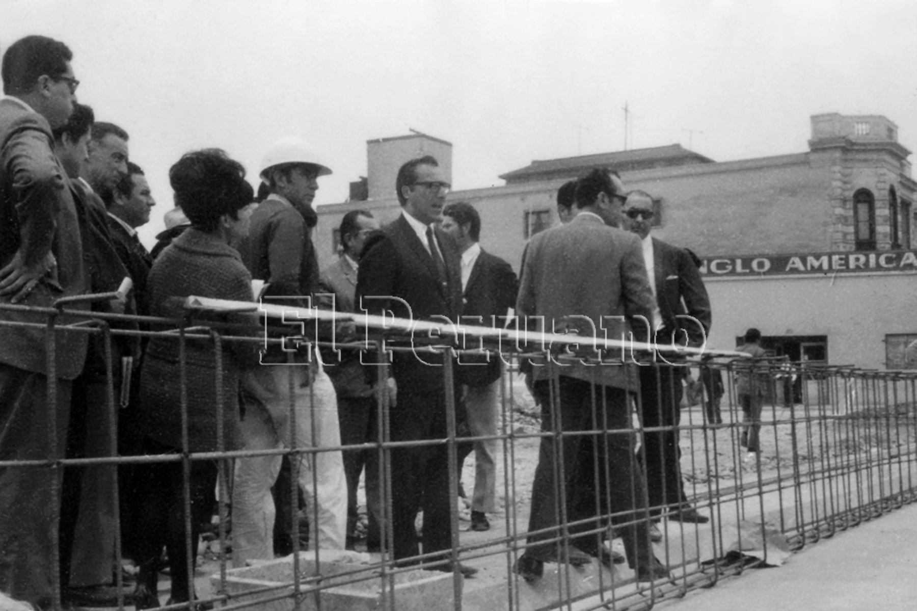 Lima - 30 octubre 1969 / El alcalde de Lima, Luis Bedoya Reyes, supervisa las obras de la Vía Expresa de Lima. Foto: Archivo Histórico de EL PERUANO / Próspero Montoro