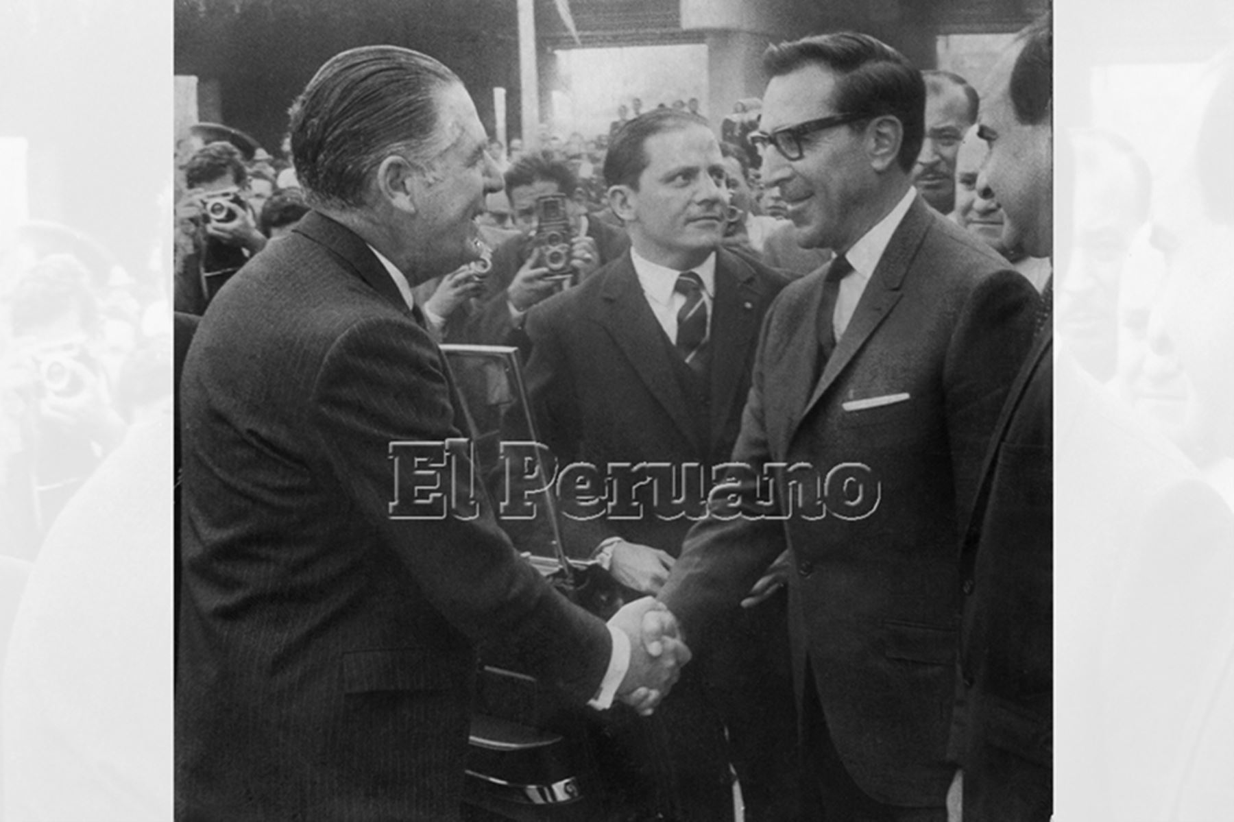 Lima - 1 julio 1967 / El presidente Fernando Belaúnde Terry saluda al alcalde de Lima, Luis Bedoya Reyes, en la ceremonia inaugural de la primera etapa de la vía expresa del Paseo de la República. Foto Archivo Histórico de EL PERUANO
