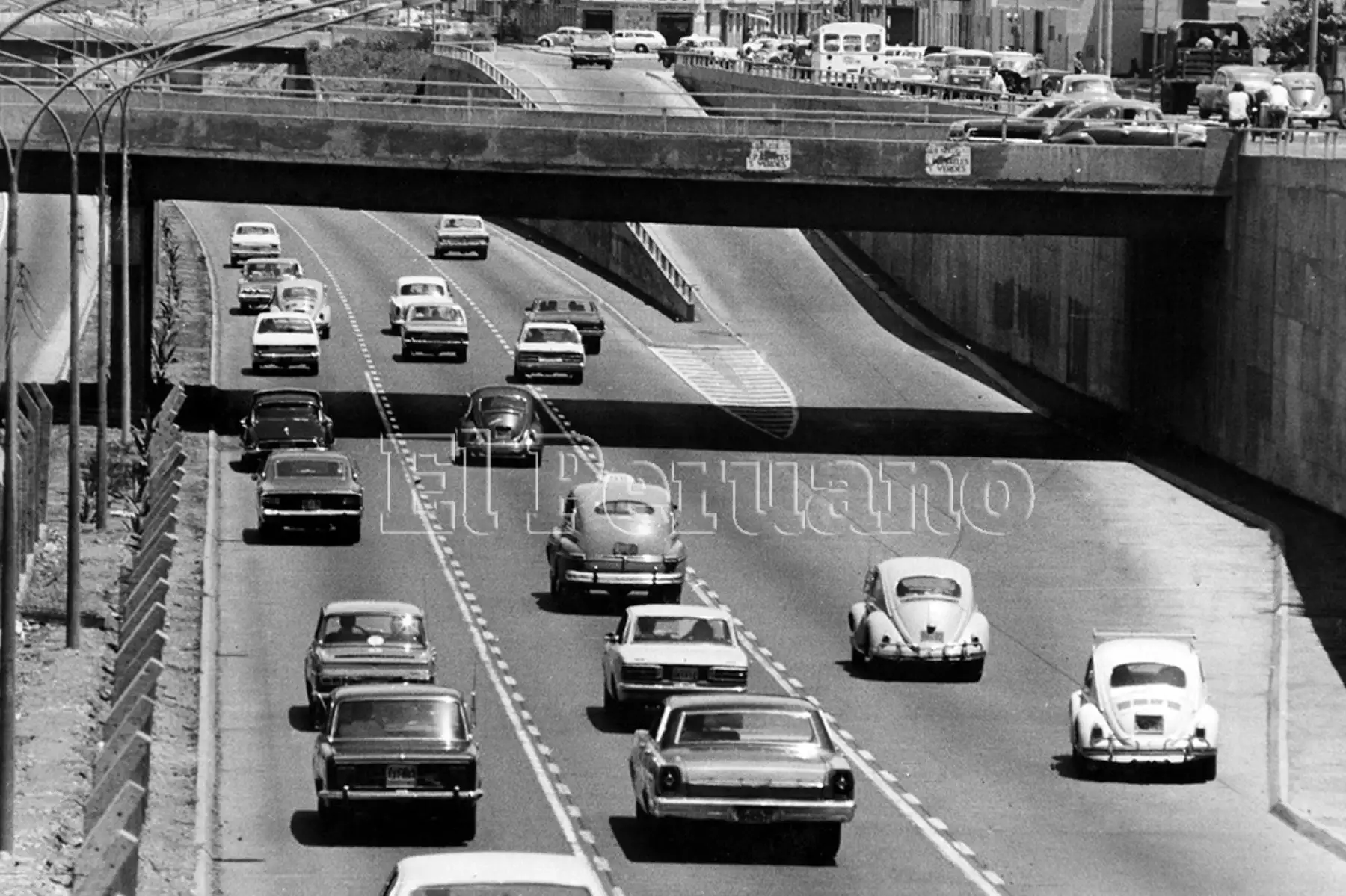 Lima - 11 marzo 1975 / Tránsito fluído en la vía expresa del Paseo de la República.  Foto Archivo Histórico de EL PERUANO / Máximo Miralles