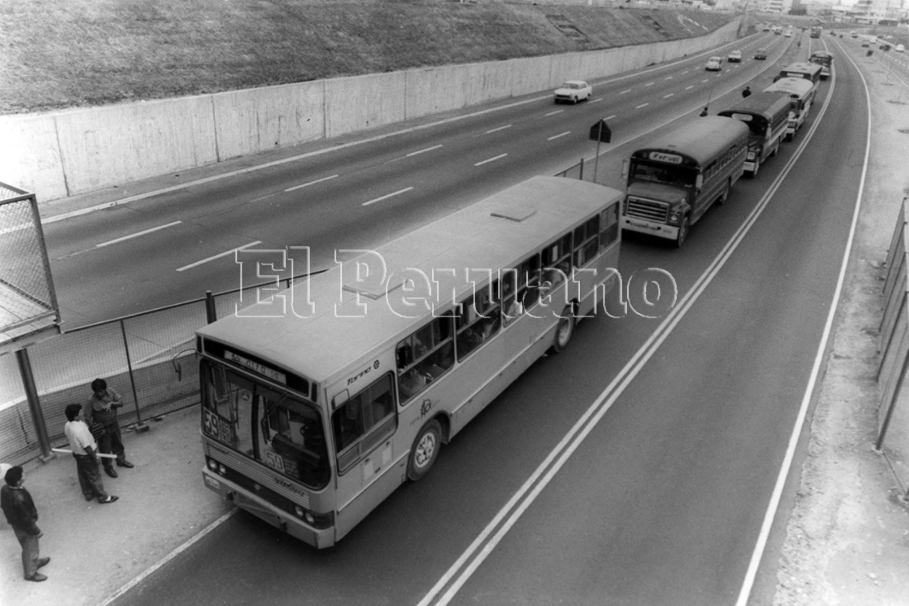 Lima - 03 noviembre 1993 / Omnibus de transporte público en la vía expresa del Paseo de la República.  Foto Archivo Histórico de EL PERUANO / Lozano