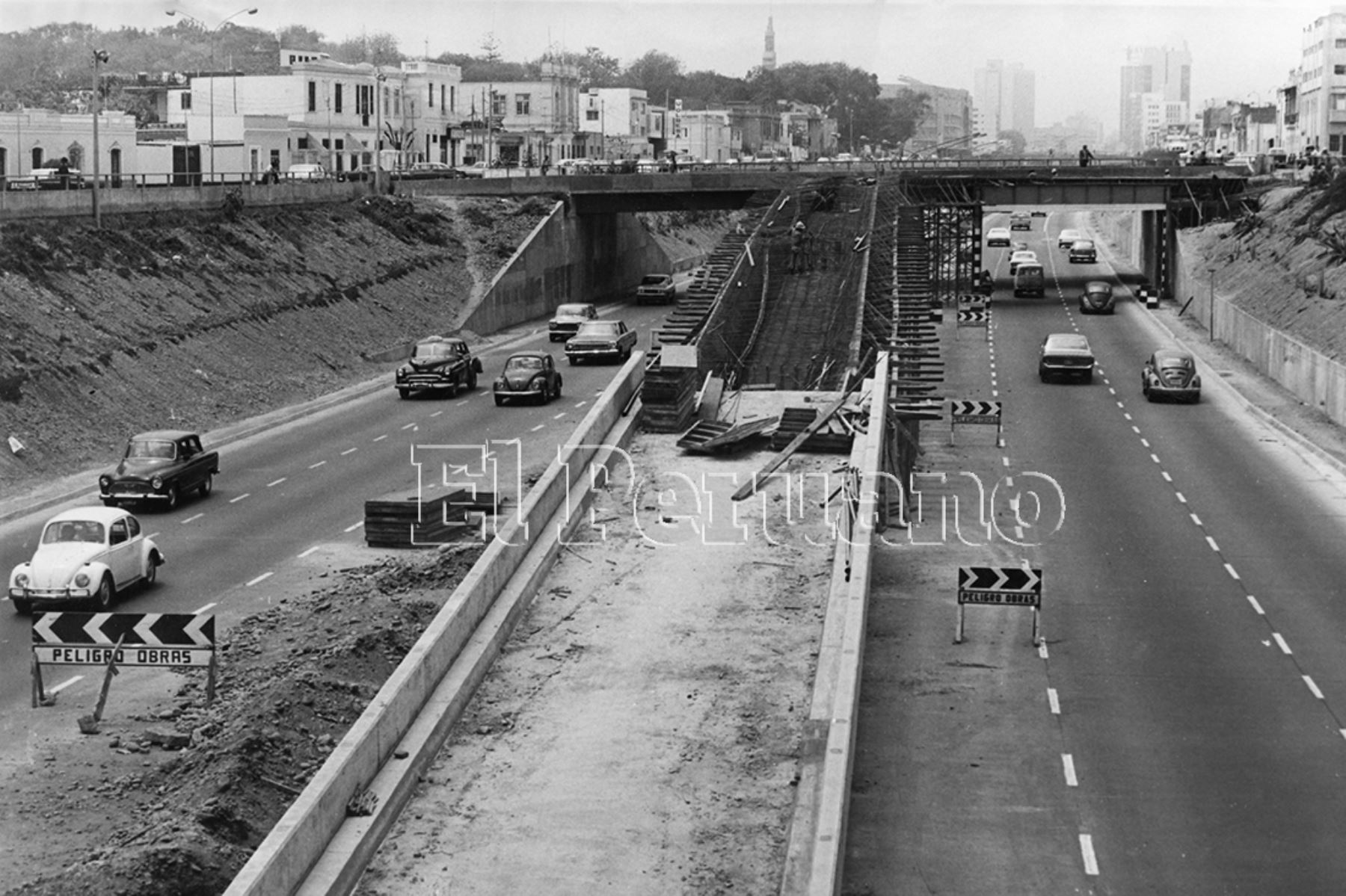 Lima - 11 marzo 1975 / Tránsito fluído en la vía expresa del Paseo de la República.  Foto Archivo Histórico de EL PERUANO / Máximo Miralles